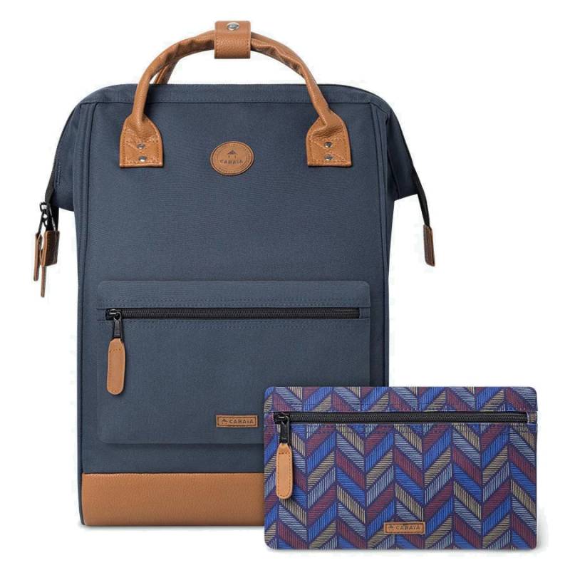 Grand sac à dos Cabaïa Adventurer Maxi Chicago (bleu avec pochette motif chevrons)