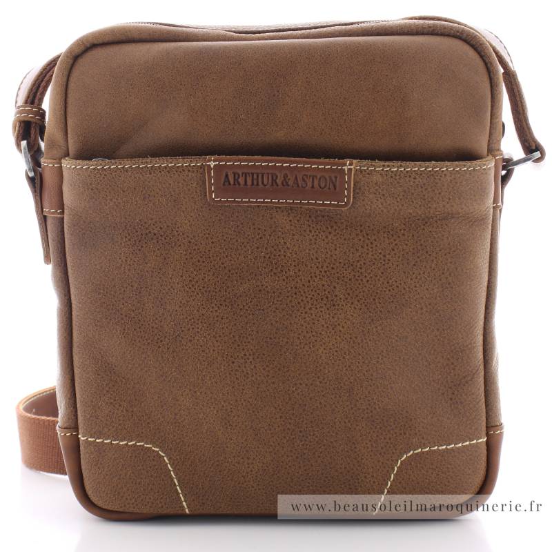 Sac porté travers en cuir de vachette Arthur Aston 2158-09-B de couleur cognac, vue de face