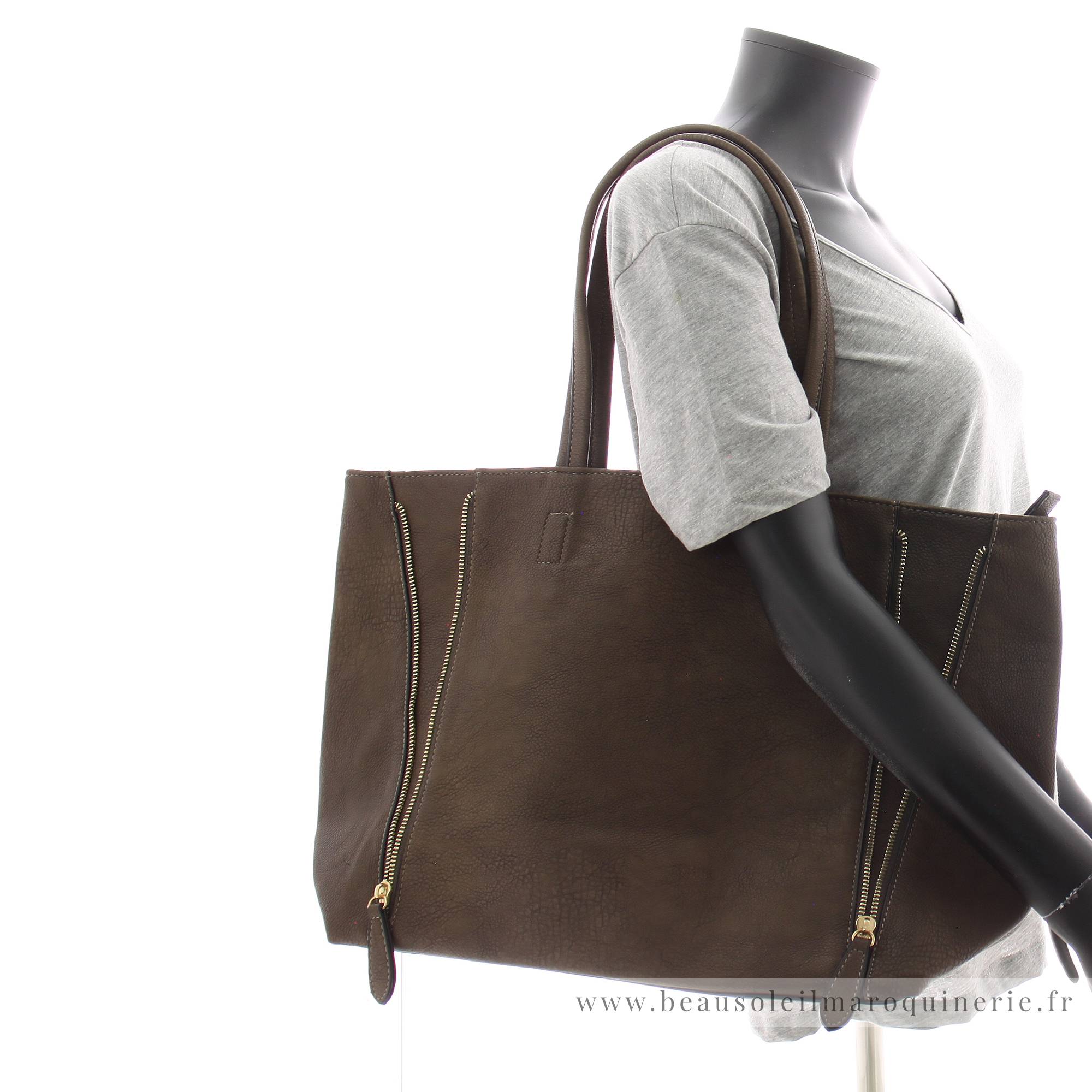 Grand sac shopping Fuchsia porté épaule Cara F1598-1TAU couleur taupe porté mannequin
