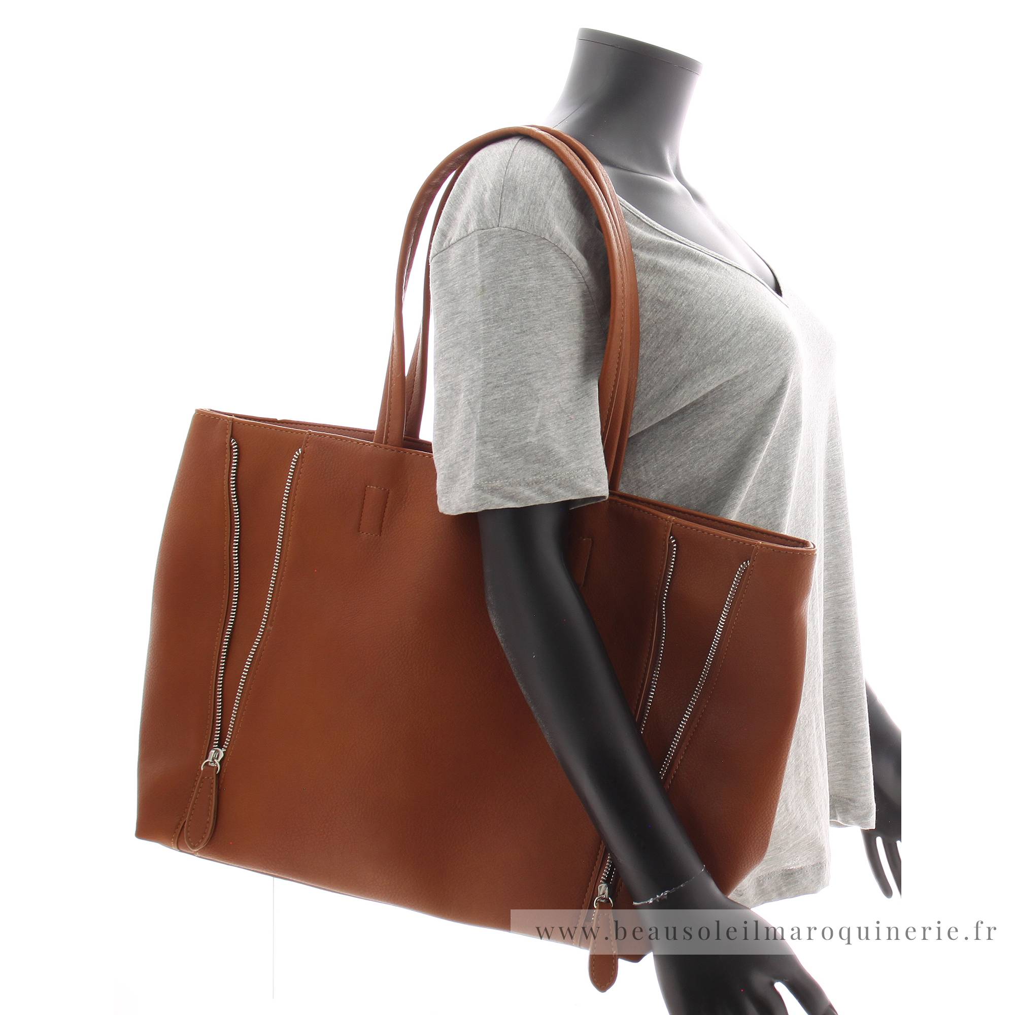 Grand sac shopping Fuchsia porté épaule Cara F1598-1COG couleur cognac porté mannequin
