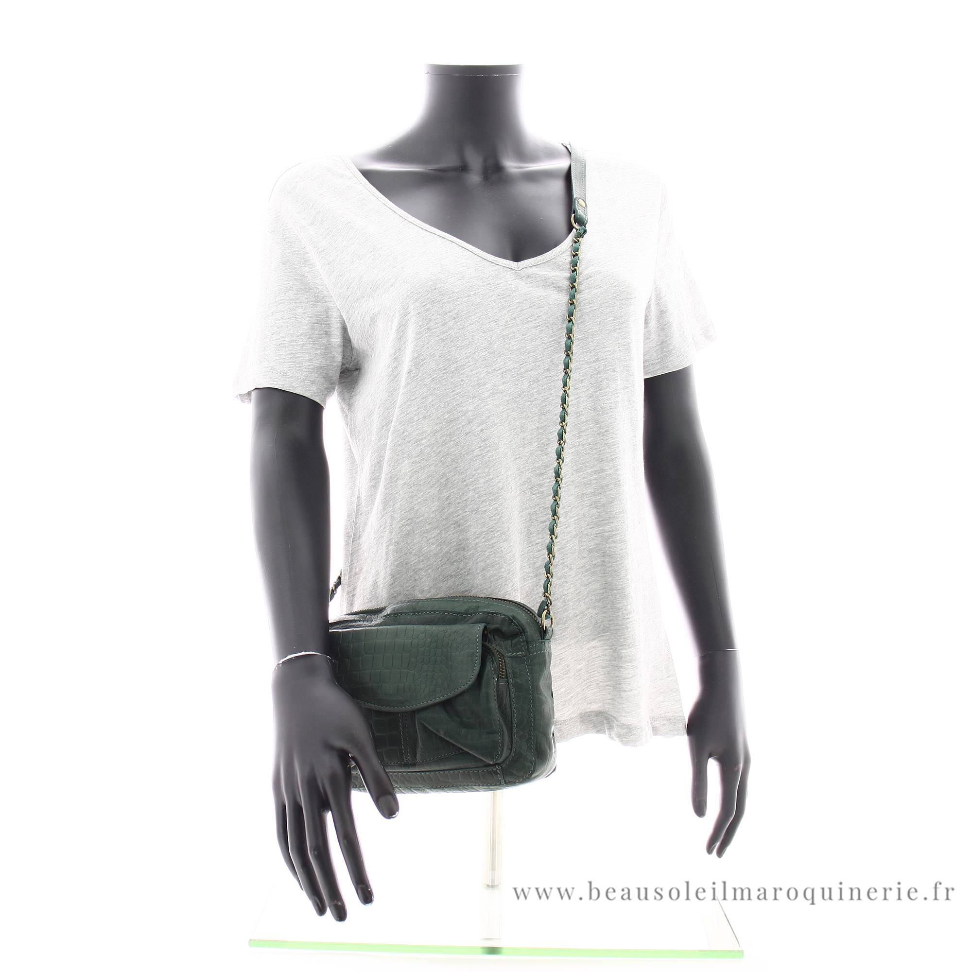 Petit sac bandoulière en cuir Pieces Naina 17063358 POCR couleur Vert pin croco, porté mannequin