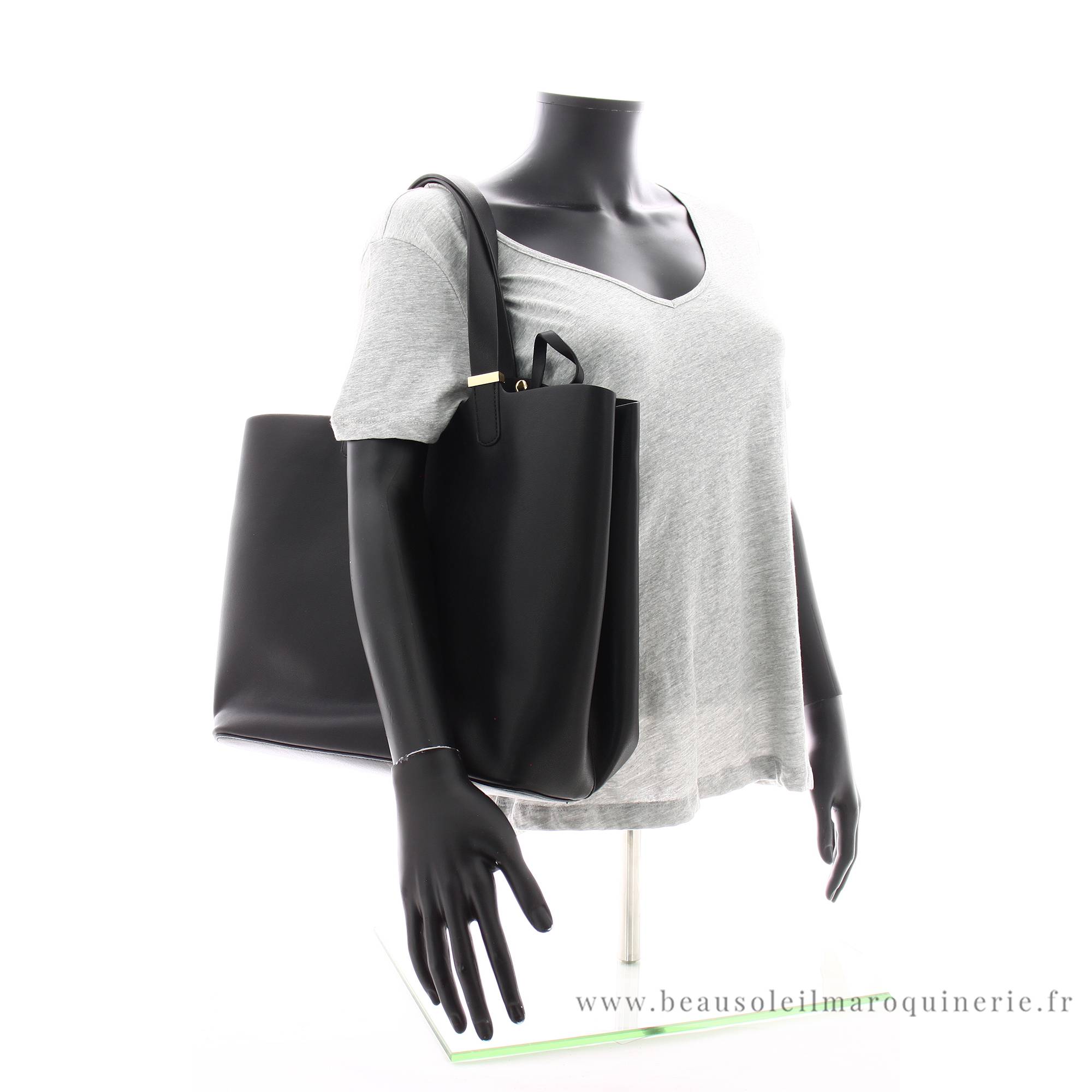 Grand sac shopping Pieces avec pochette Classique 17082685 BLA couleur noir, porté mannequin