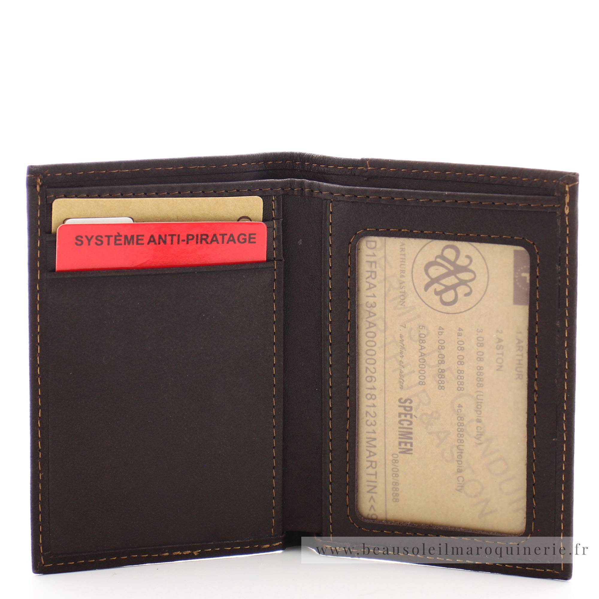 Porte cartes Arthur & Aston en cuir gras Louis 94-100C couleur châtaigne ouvert