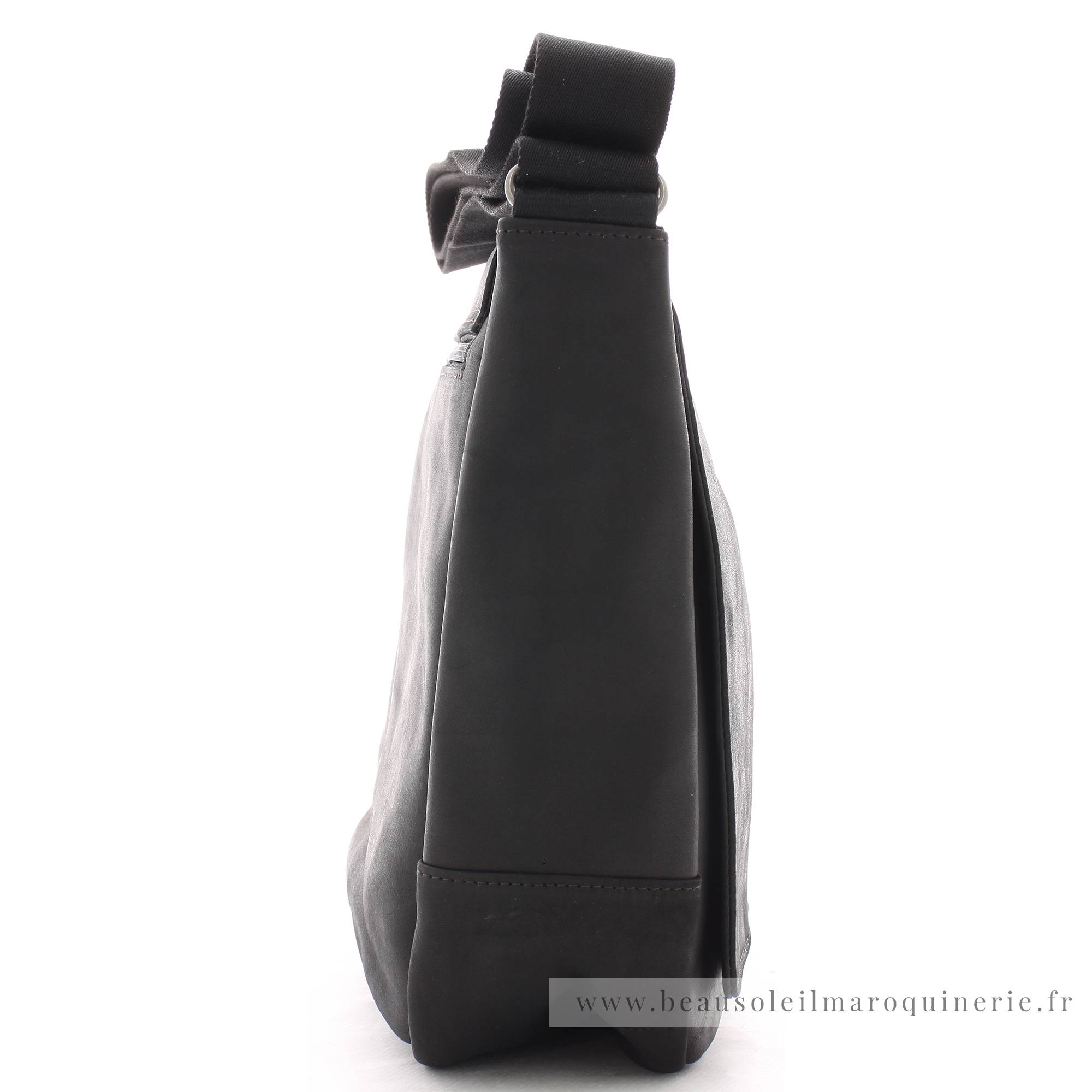 Sac gibecière simple en cuir Les Ateliers Fourès  fabrication française Baroudeur 9310NR couleur noir, vue de profil