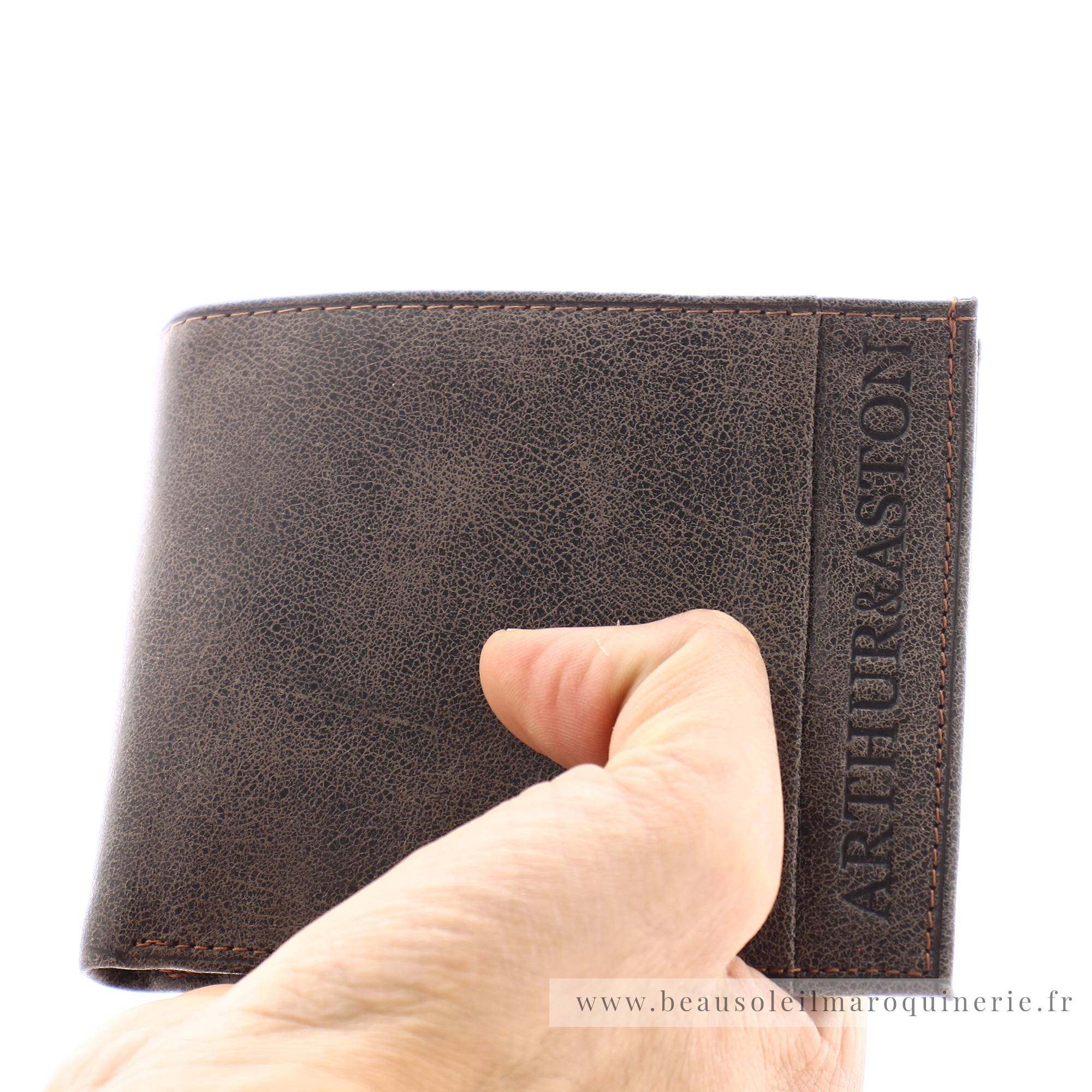 Porte cartes + monnaie en cuir de vachette Arthur & Aston 1438-573 C couleur châtaigne porté main