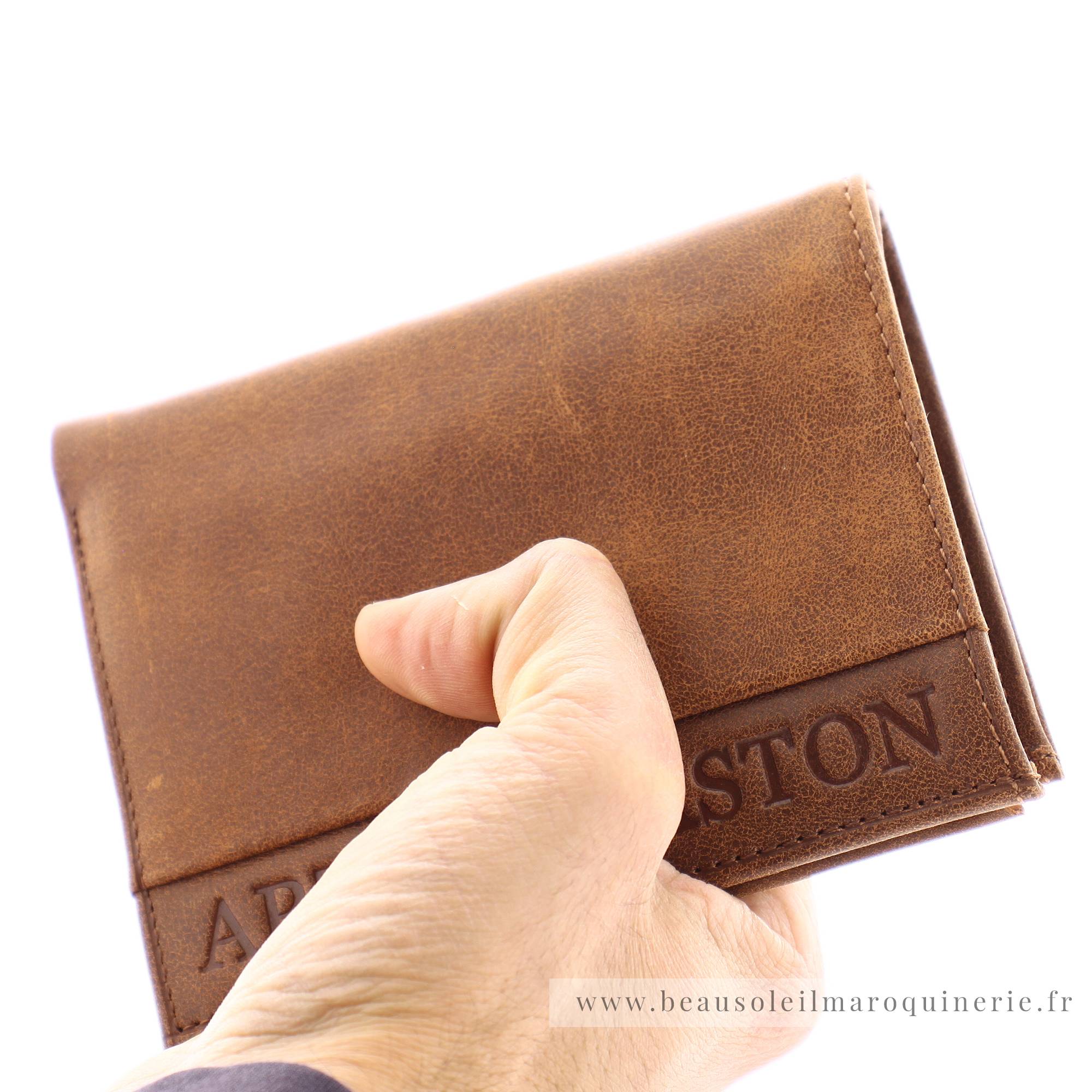 Portefeuille européen Arthur et Aston 1438-800 B couleur marron porté main