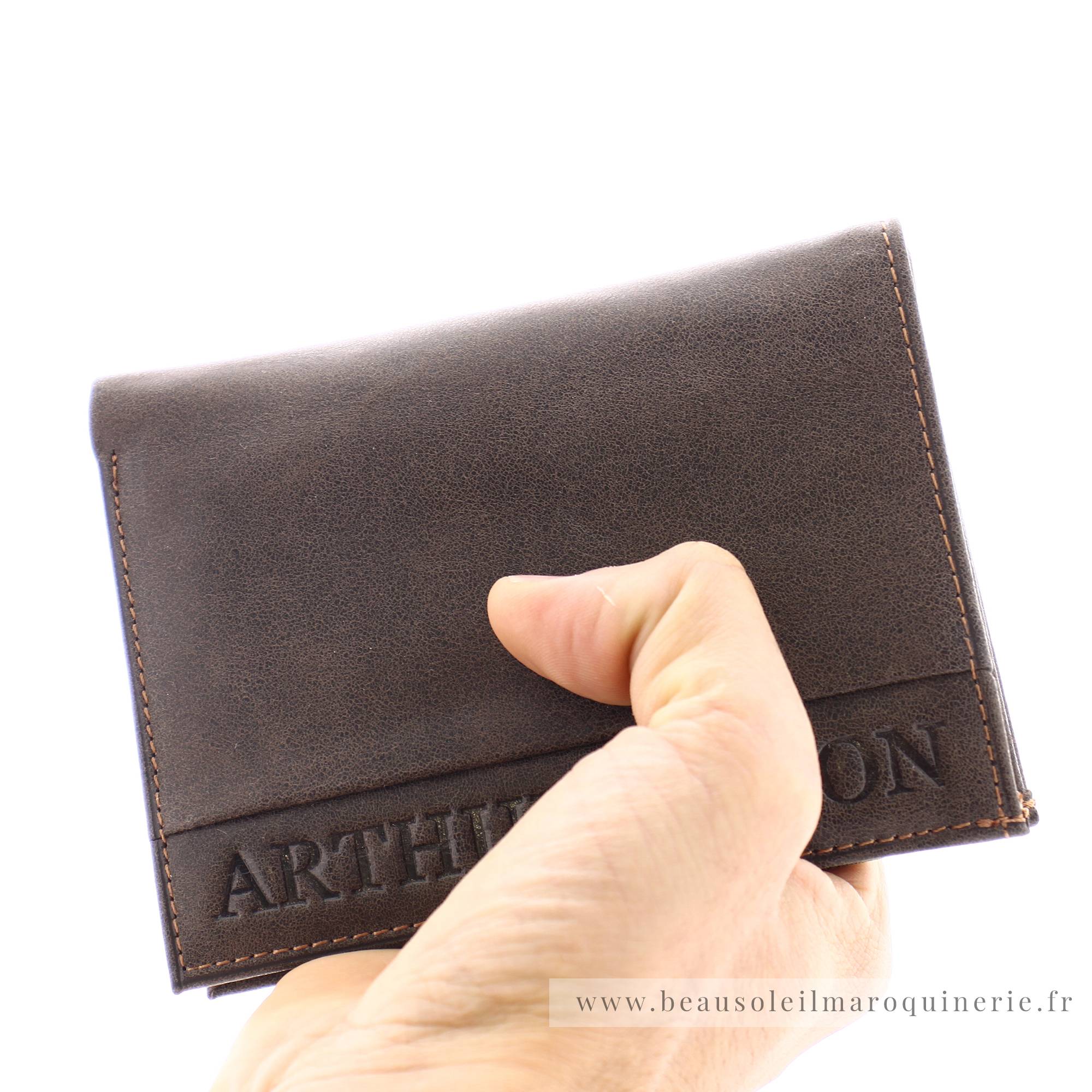 Portefeuille européen Arthur et Aston 1438-800 C couleur châtaigne porté main