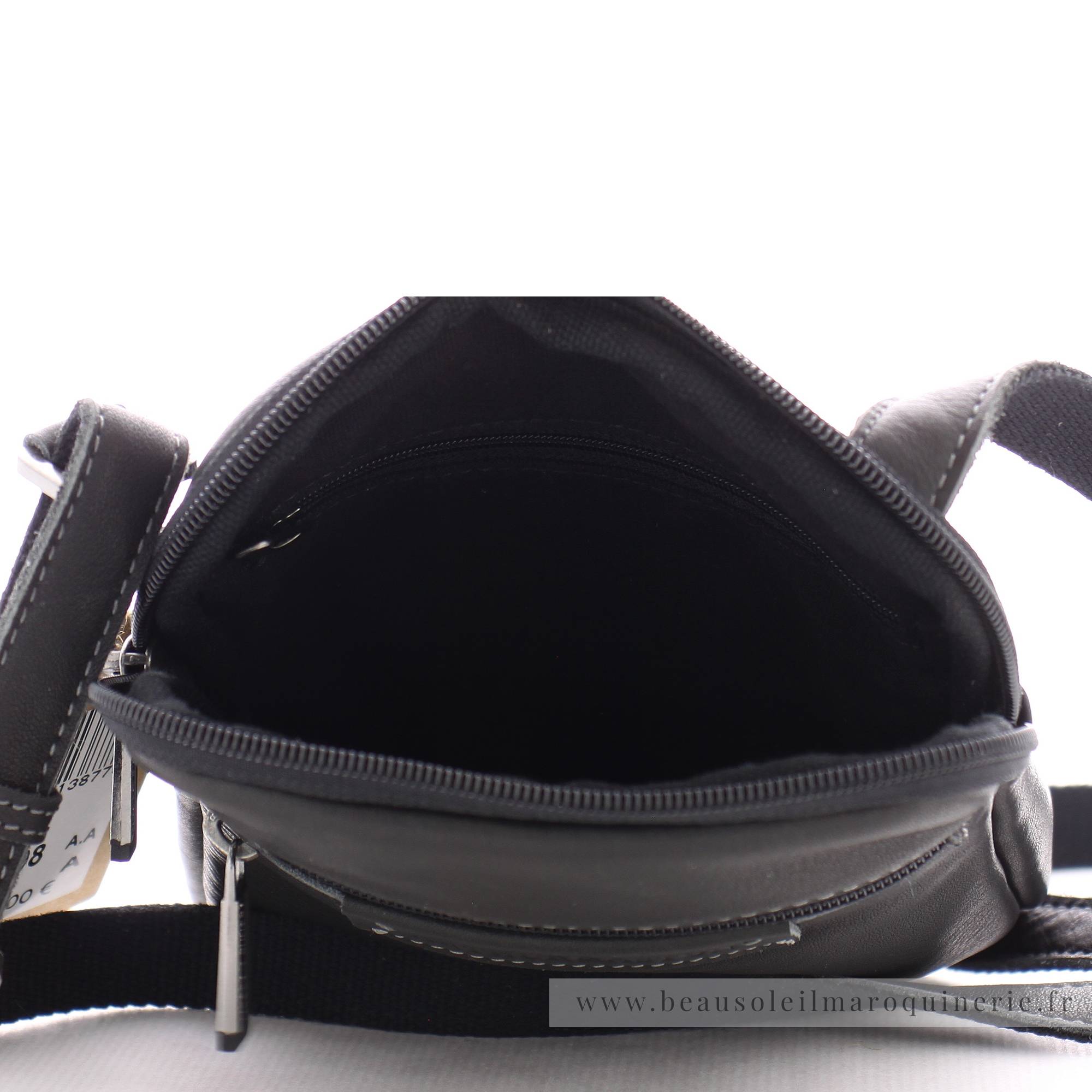 Sac porté travers en cuir de vachette Johany Arthur & Aston  2028-08-A couleur noir, vue intérieur