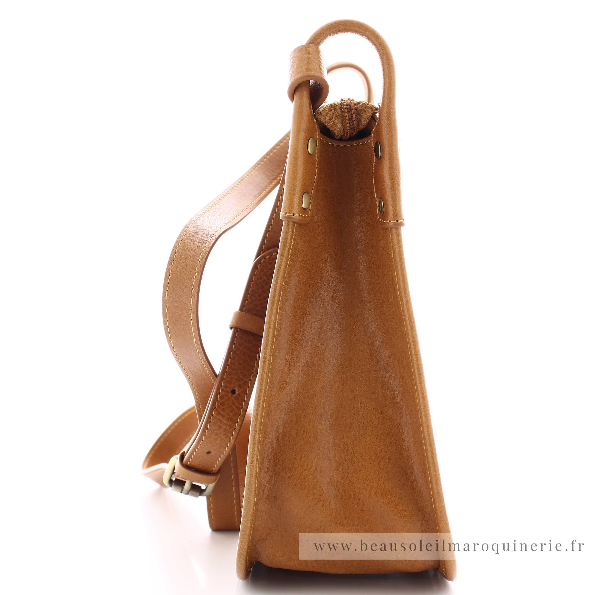 Sac porté travers Arthur Aston Edith A123-03 B couleur cognac vue de coté