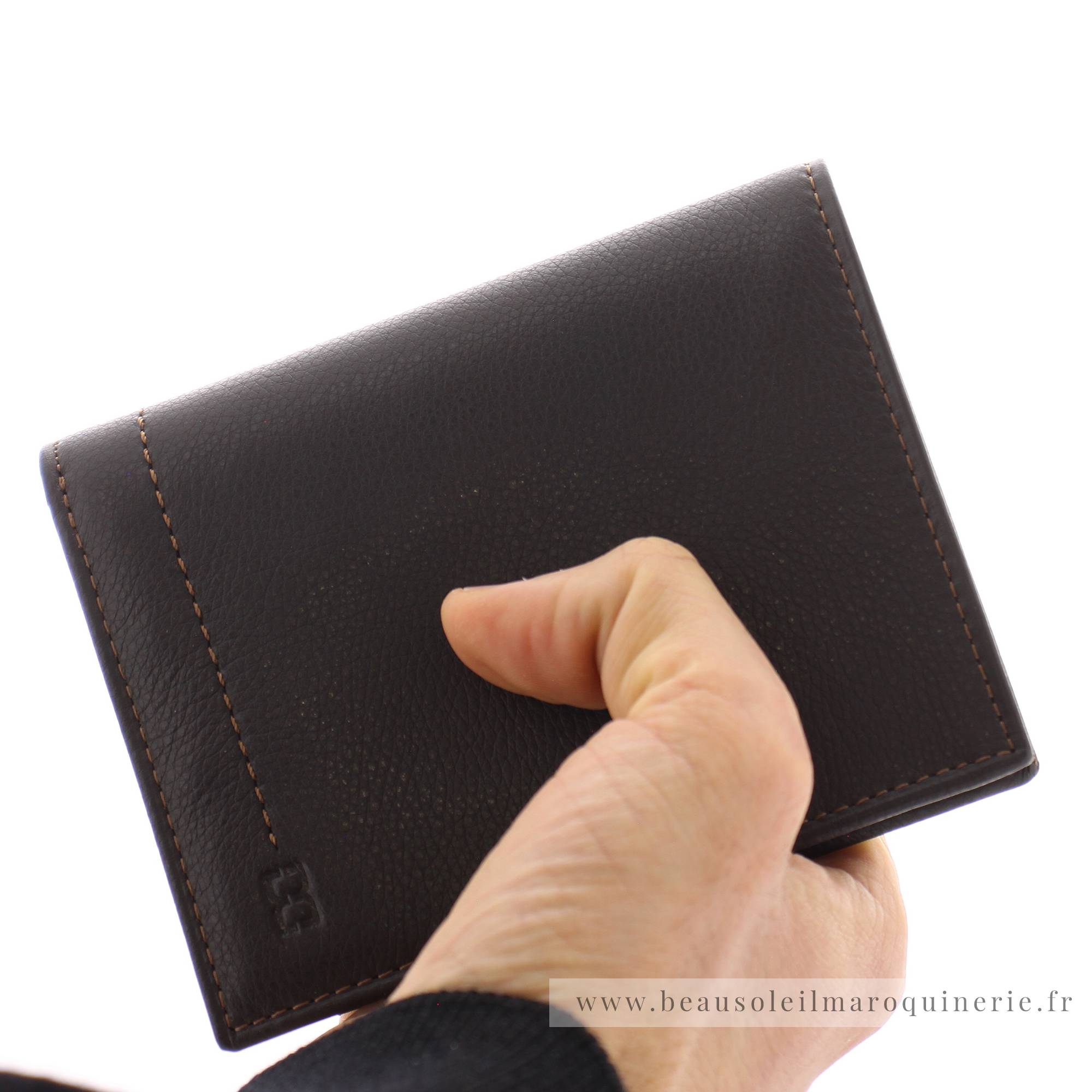 Petit portefeuille en cuir de vachette David William Helva D5394MAR de couleur marron, porté main