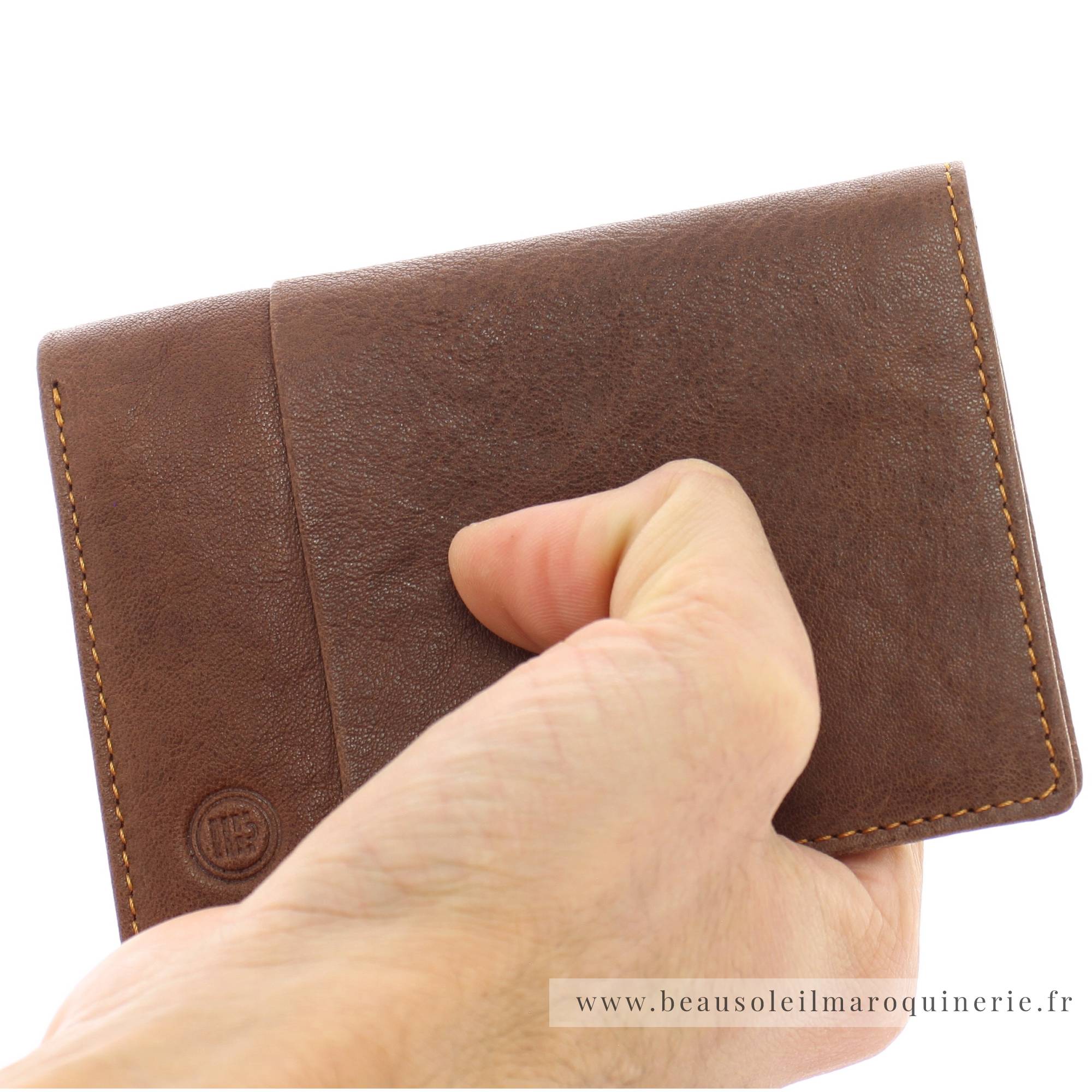 Portefeuille porte-cartes Serge Blanco en cuir ligne Anchorage, référence ANC21052 149 Cognac porté main