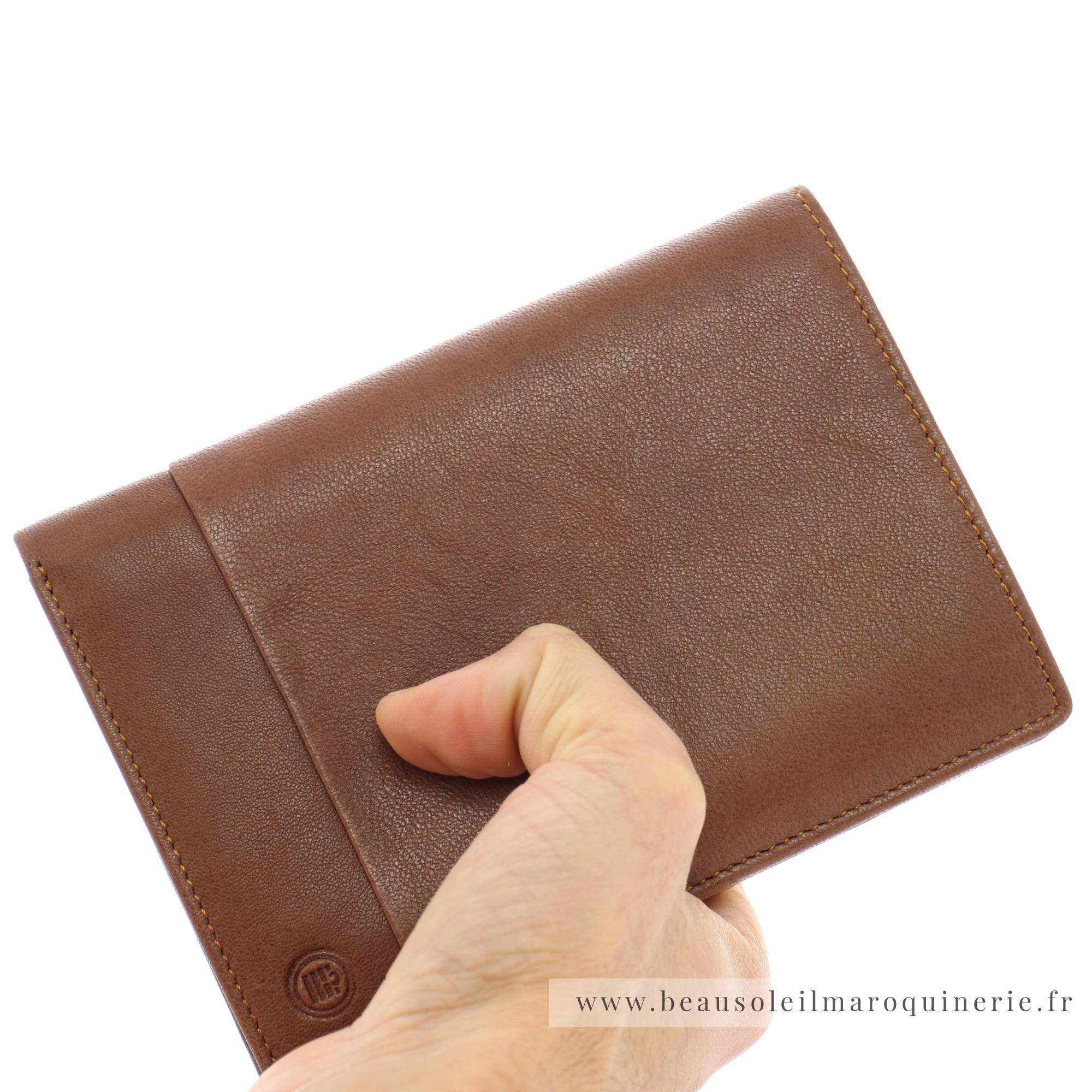 Portefeuille porte-cartes Serge Blanco en cuir ligne Anchorage, référence ANC21013 149 cognac porté main