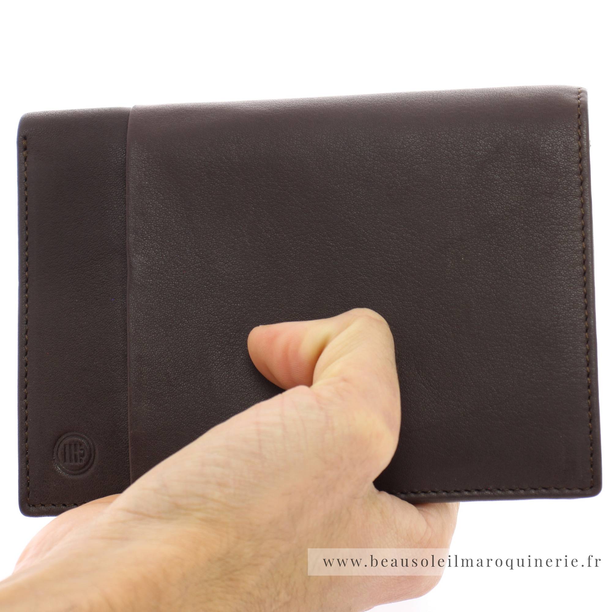 Portefeuille porte-cartes Serge Blanco en cuir ligne Anchorage, référence ANC21013 180 chocolat porté main