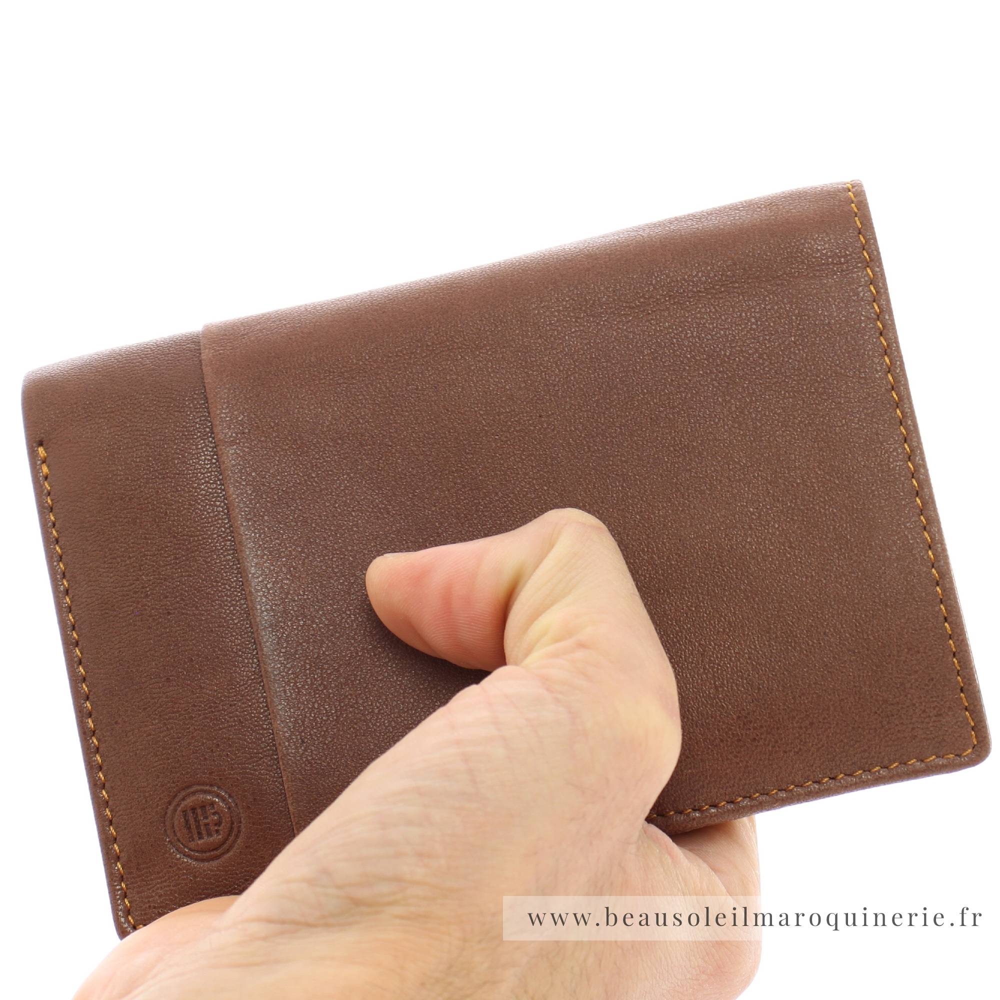 Portefeuille porte-cartes Serge Blanco en cuir ligne Anchorage, référence ANC21019 149 cognac porté main