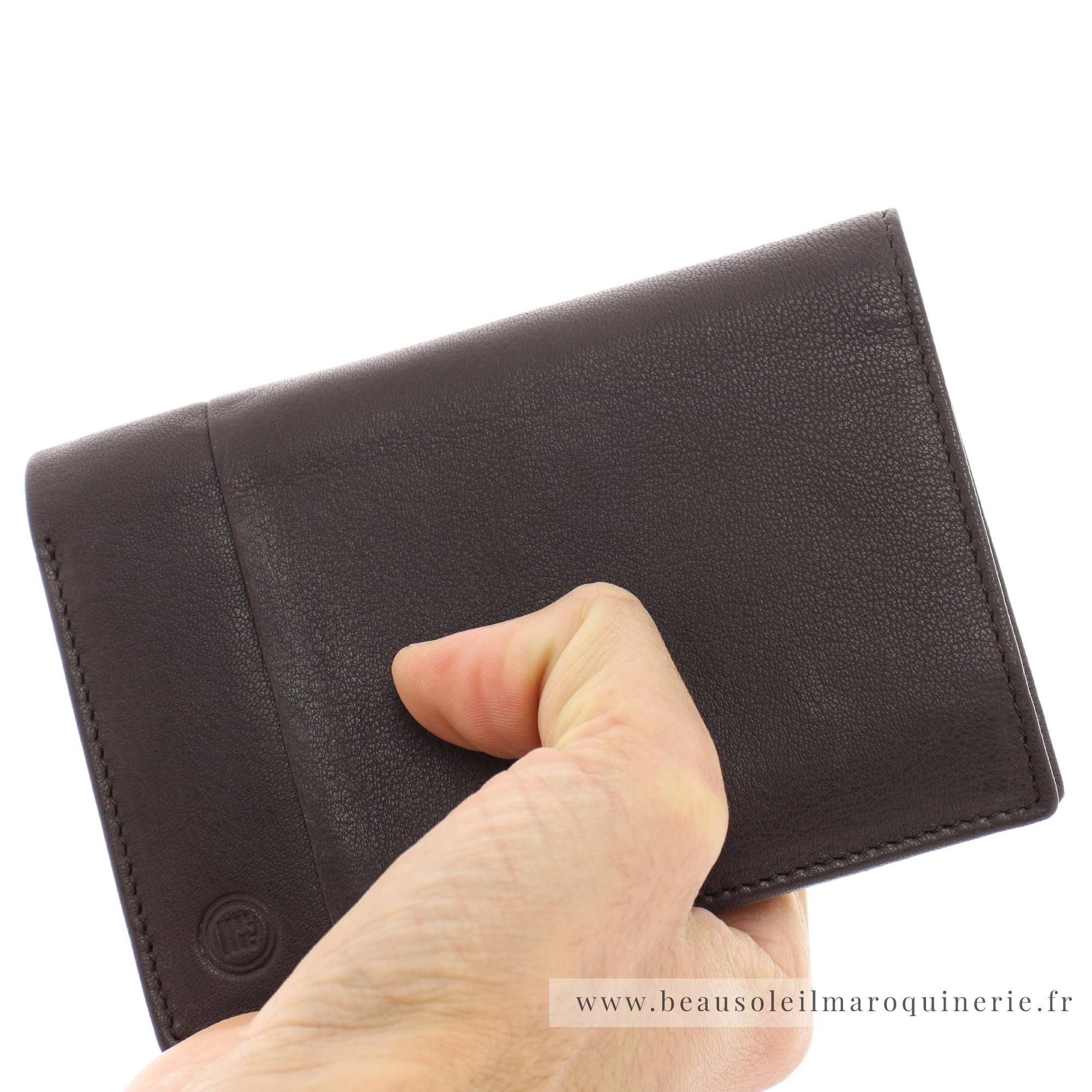 Portefeuille porte-cartes Serge Blanco en cuir ligne Anchorage, référence ANC21019 180 chocolat porté main