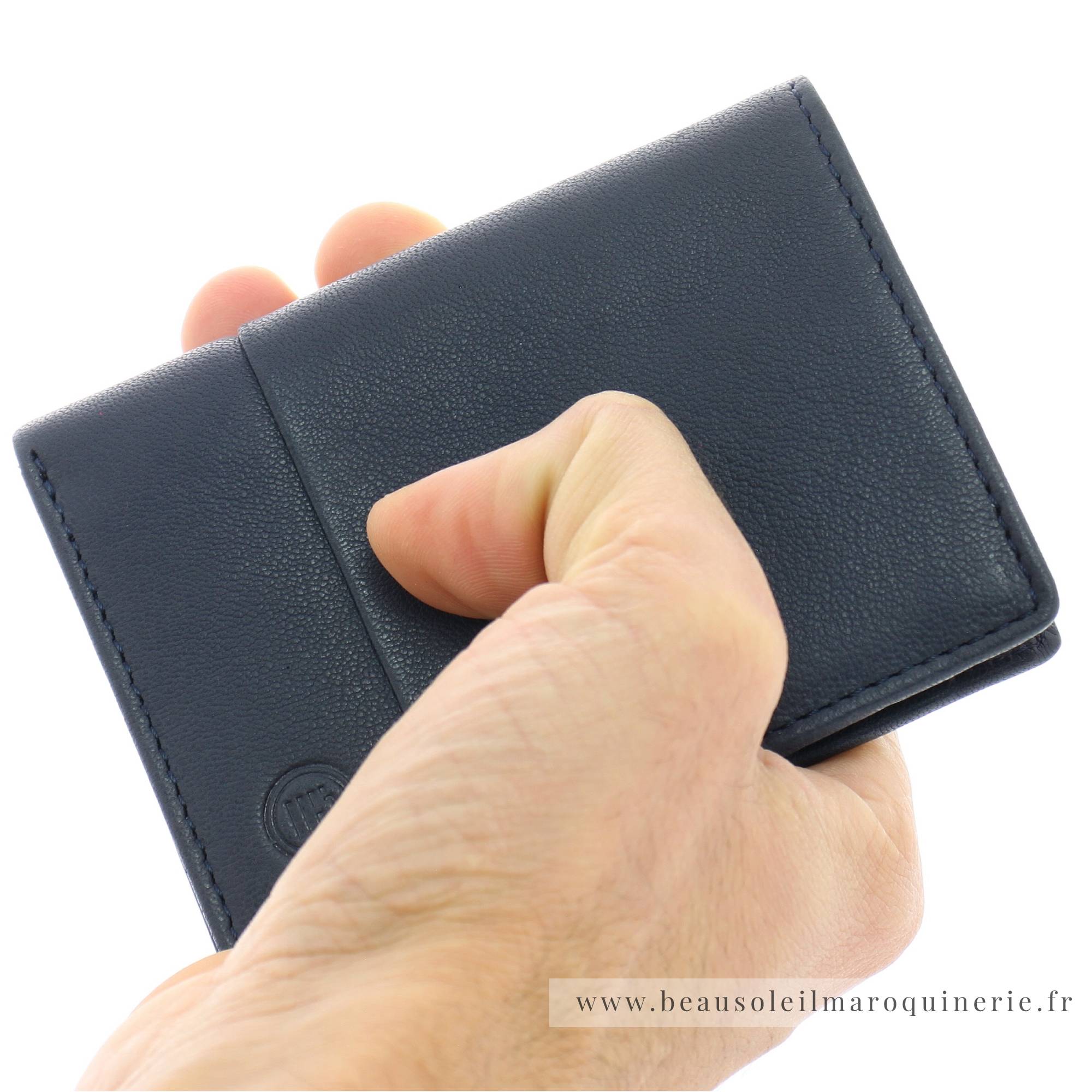 Portefeuille porte-cartes Serge Blanco en cuir ligne Anchorage, référence ANC21056 599 bleu porté main