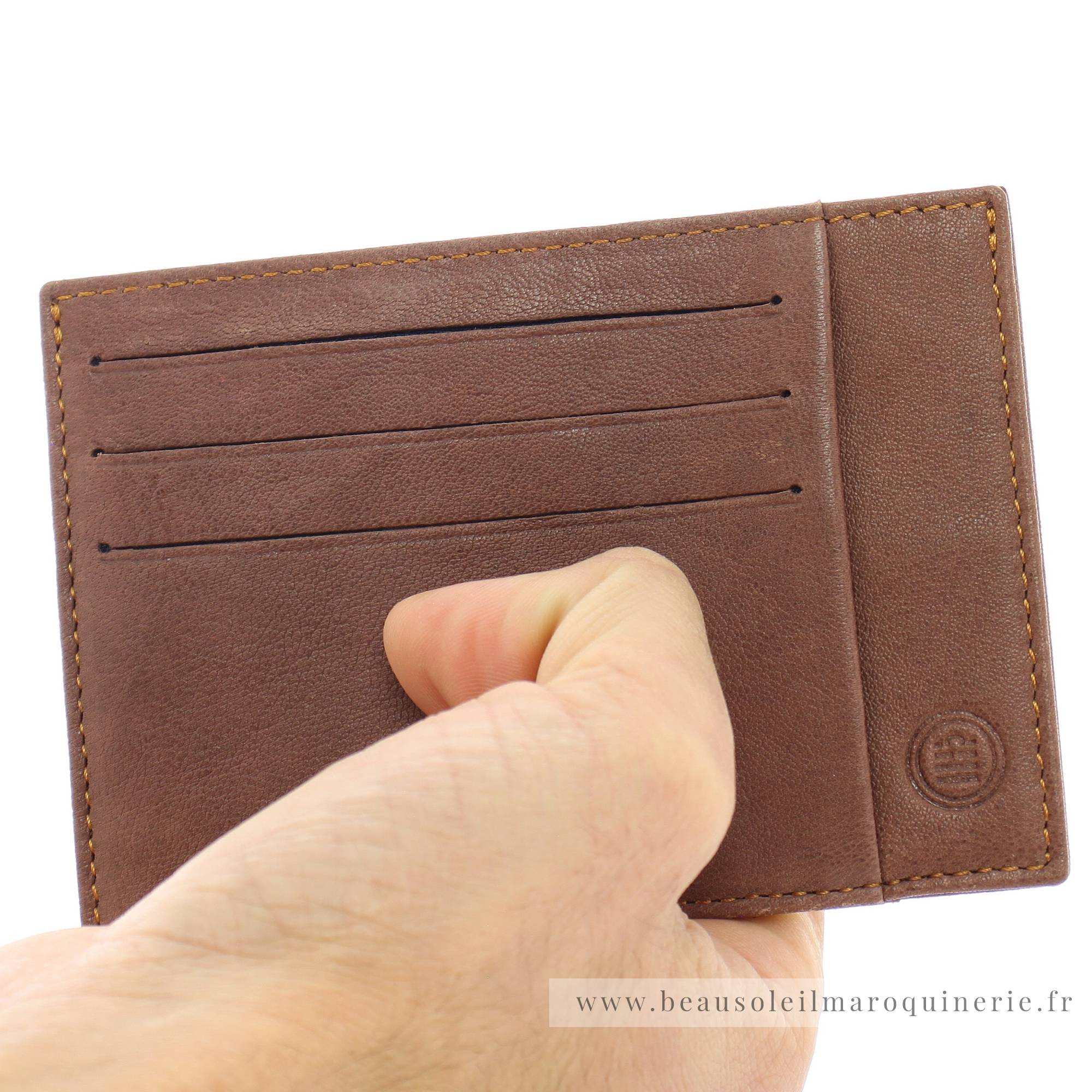 Porte-cartes en cuir Serge Blanco ANC21110 149 de couleur cognac porté main