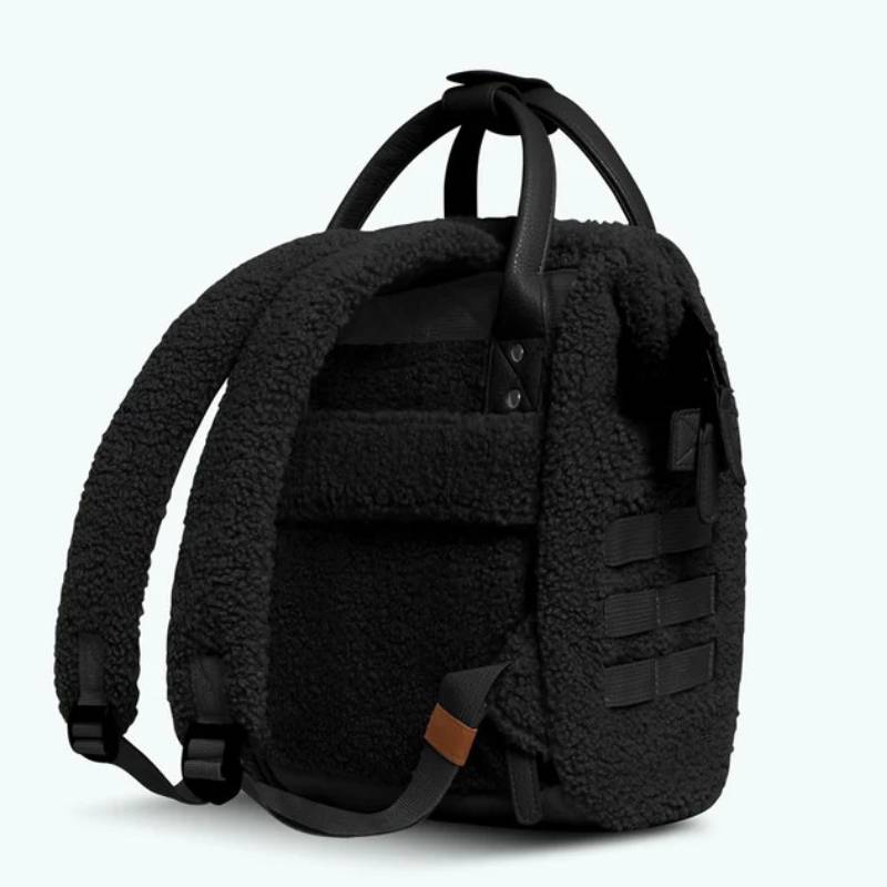 Petit sac à dos Cabaïa Adventurer Mini ADV S DHAKA couleur noir vue de côté avec bretelles