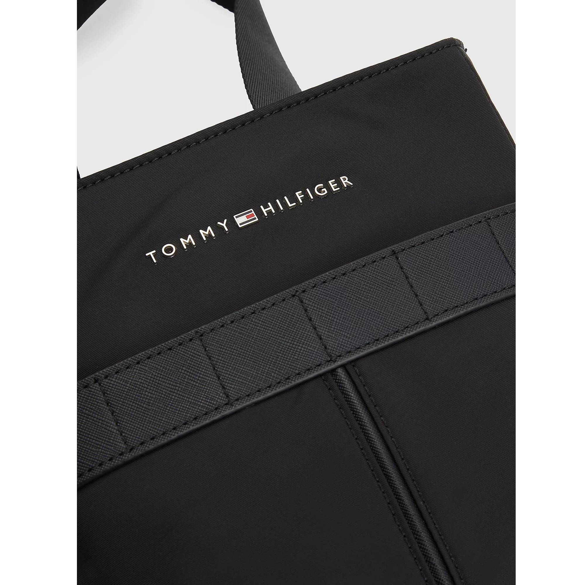 Petit sac Bandoulière Tommy Hilfiger Elevated à logo AM1AM00943 BDS couleur noir, vue de près