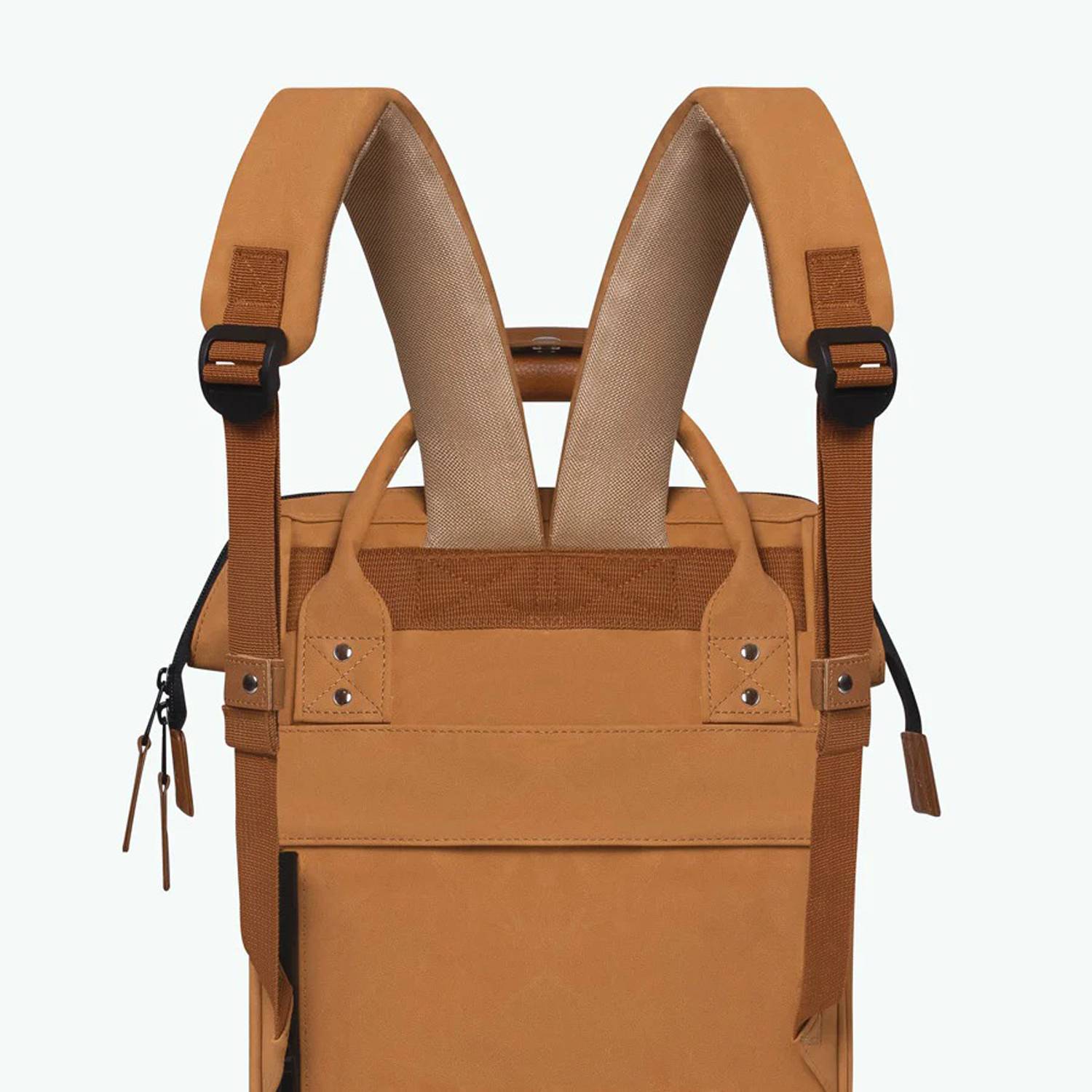 Petit sac à dos Cabaïa Adventurer Mini ADV S MOSCOU couleur marron vue de dos avec bretelles