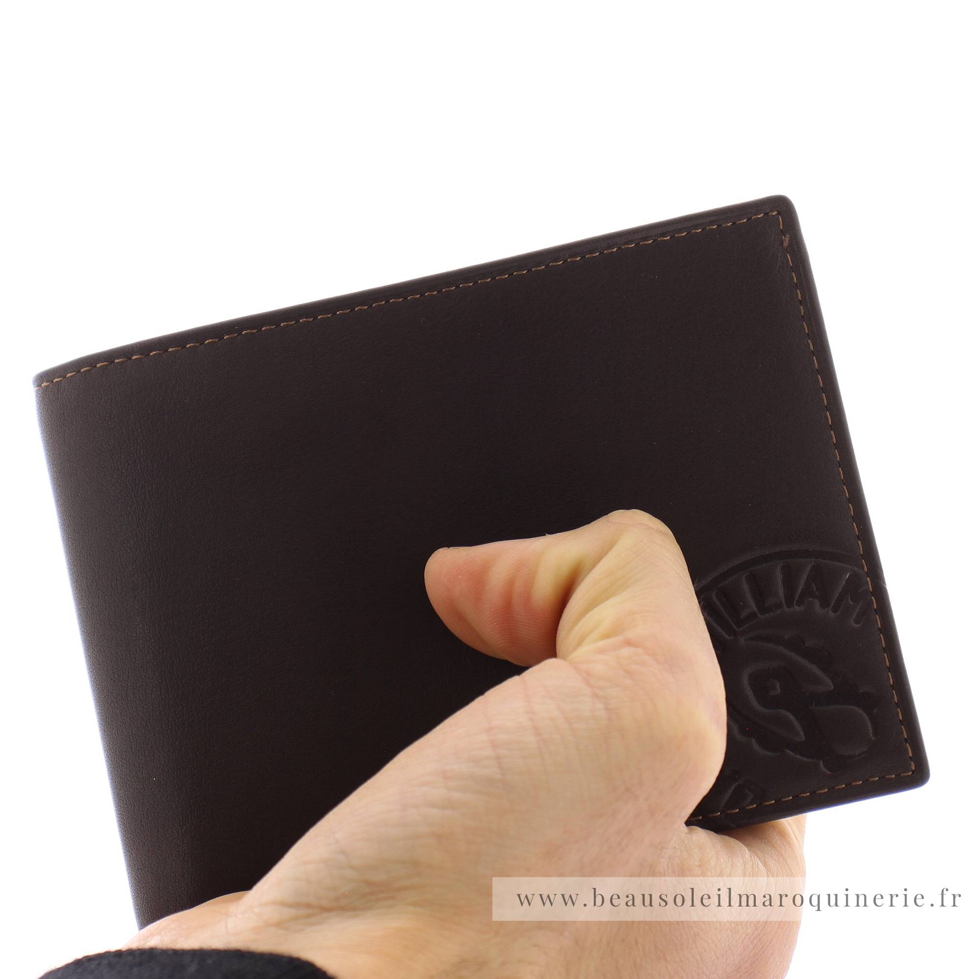Portefeuille format italien en cuir David William Annan D5306 MAR Marron porté main