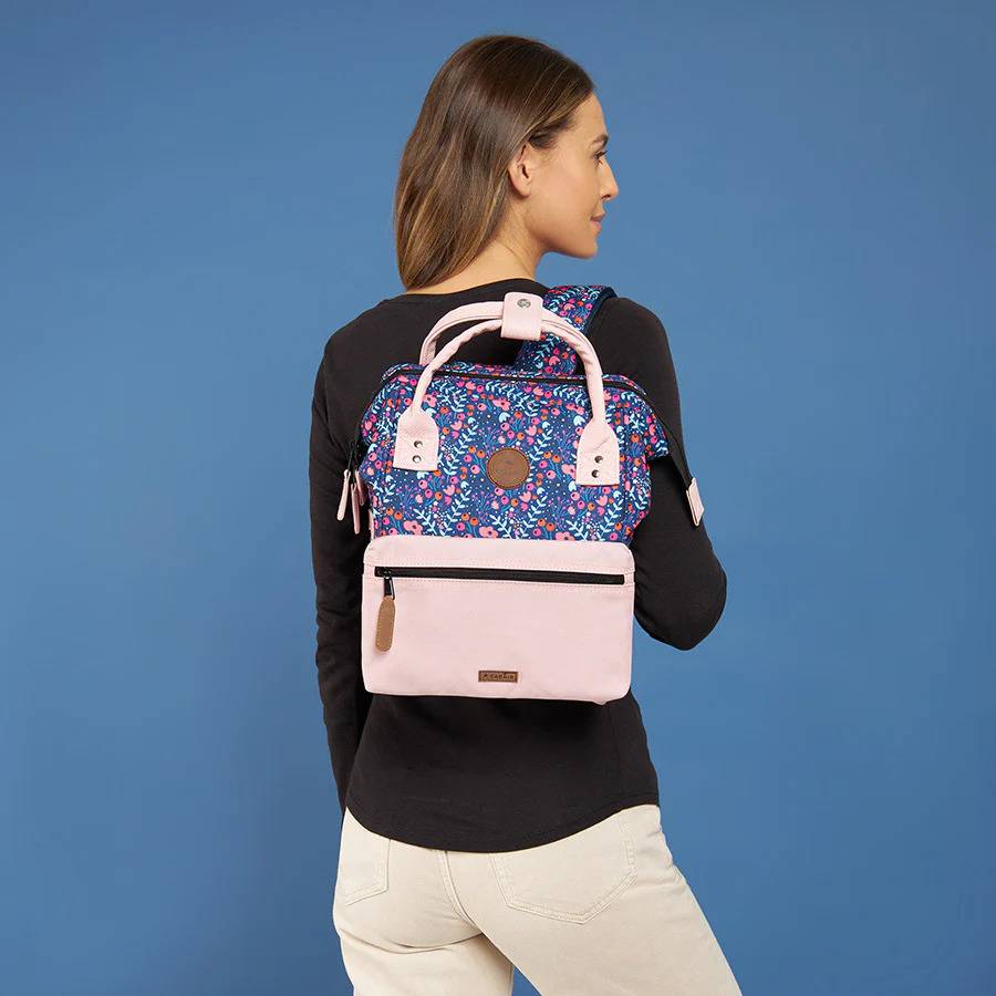 Petit sac à dos Cabaïa Adventurer Mini Honfleur (Bleu motifs fleuris et rose pastel) porté