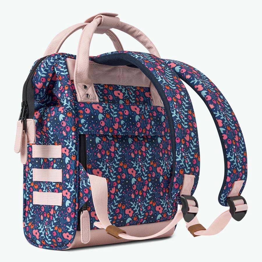 Petit sac à dos Cabaïa Adventurer Mini Honfleur (Bleu motifs fleuris et rose pastel) de dos