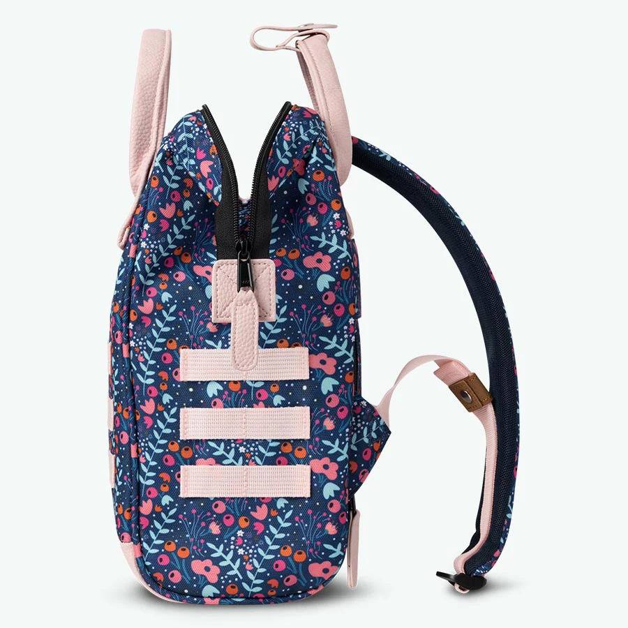 Petit sac à dos Cabaïa Adventurer Mini Honfleur (Bleu motifs fleuris et rose pastel) profil ouvert