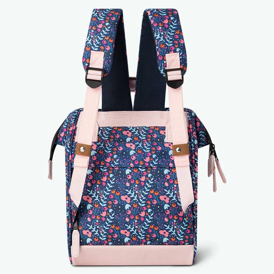 Petit sac à dos Cabaïa Adventurer Mini Honfleur (Bleu motifs fleuris et rose pastel) profil bretelles relevées