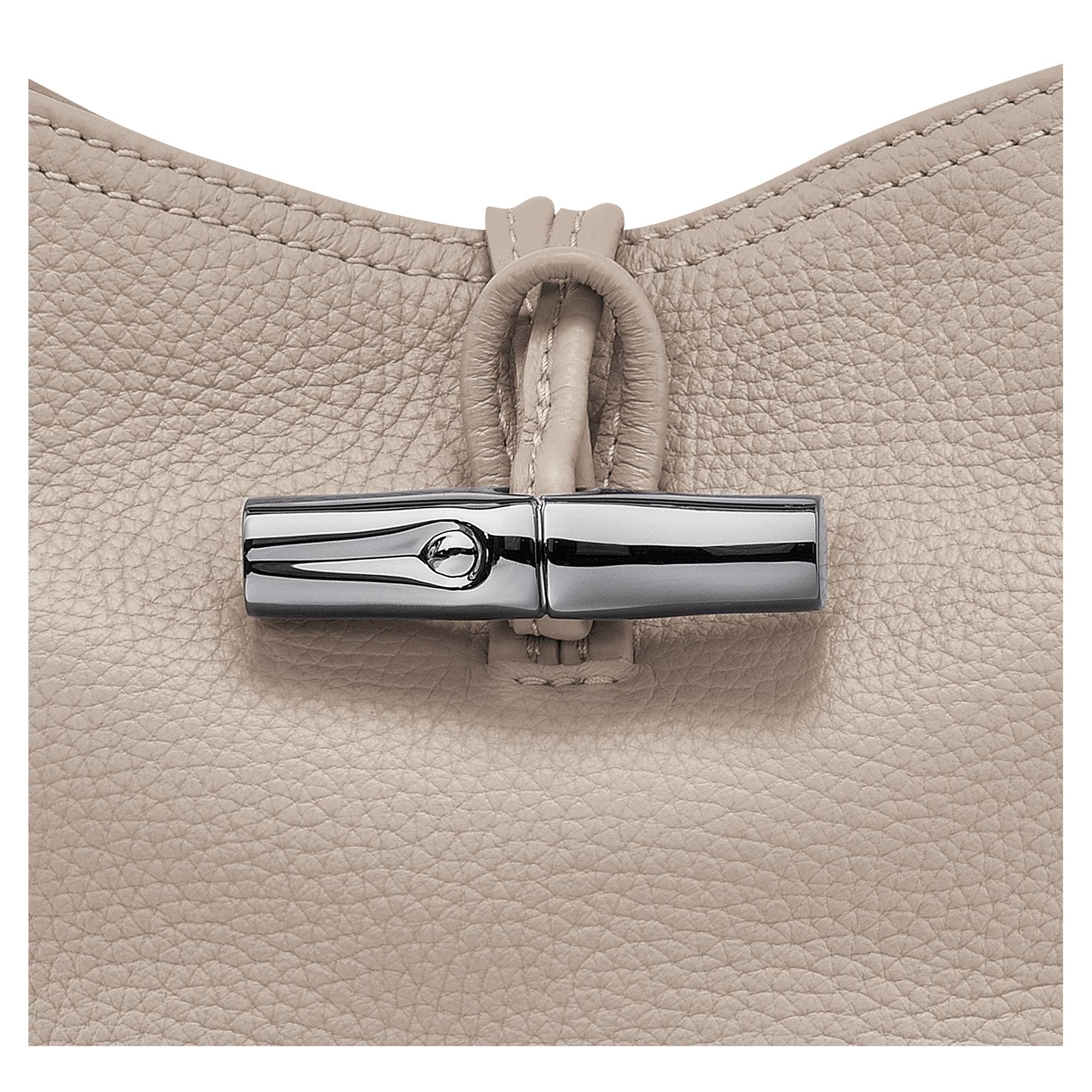 Sac seau Longchamp Roseau Essential S 10159 968 266 couleur argile, vue zoomée sur fermoir