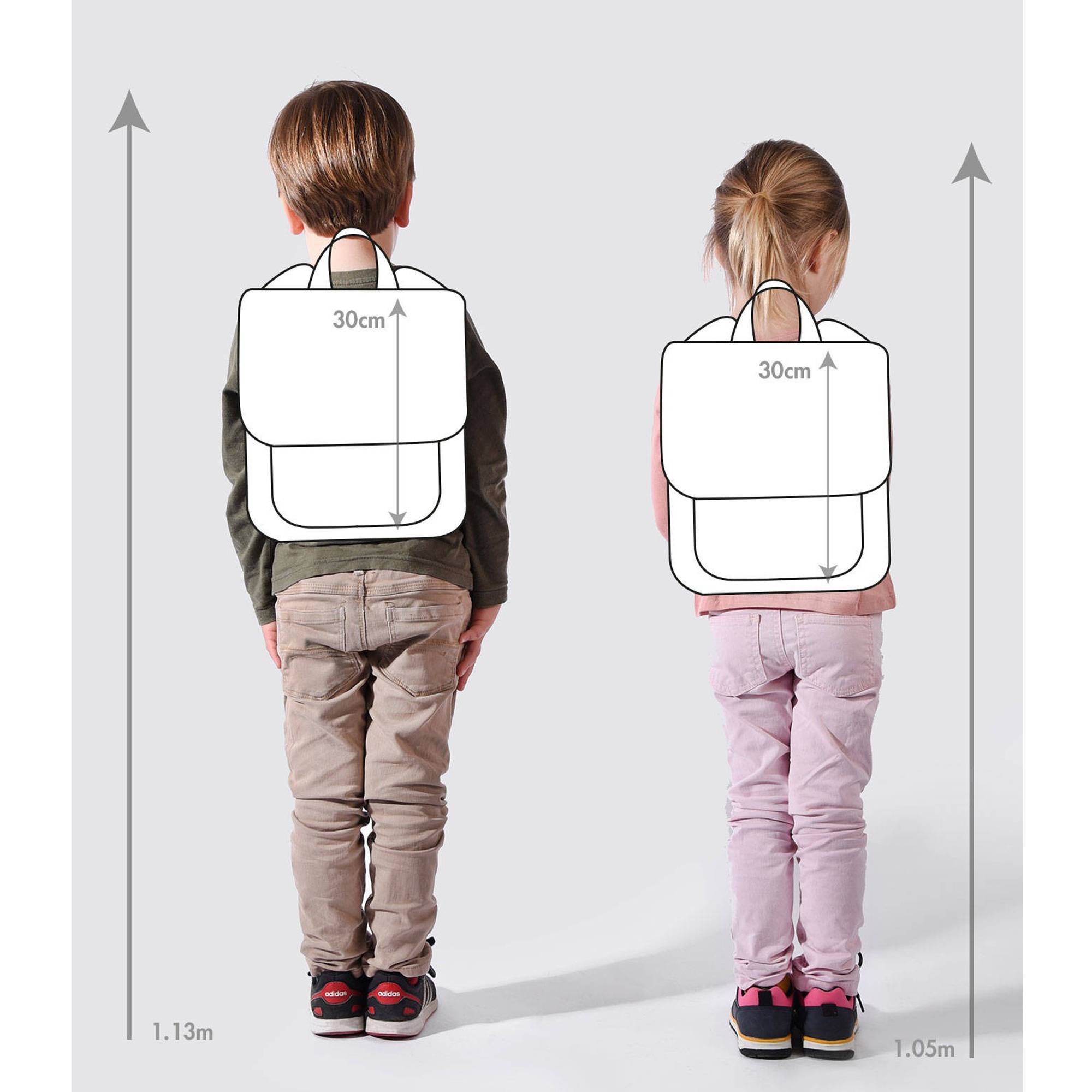 Deux petits garçons avec sac à dos ou sacoche. Des écoliers en route pour  l'école.