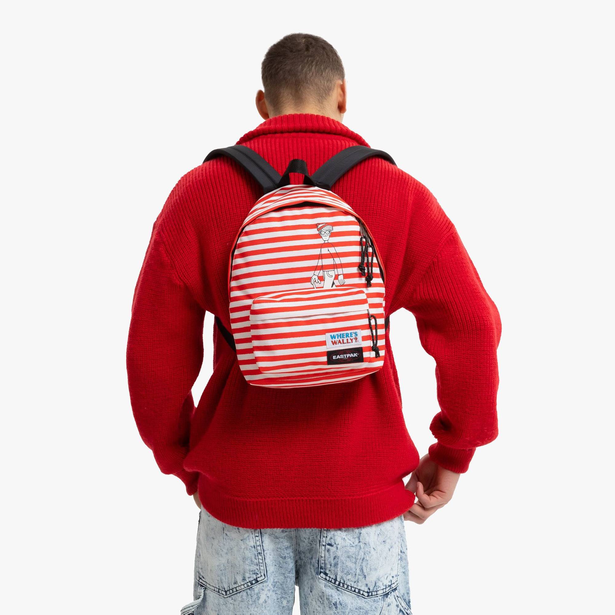 Petit sac à dos Eastpak Orbit XS K043-2E5 couleur Wally Silk Stripe (Rouge), porté mannequin homme