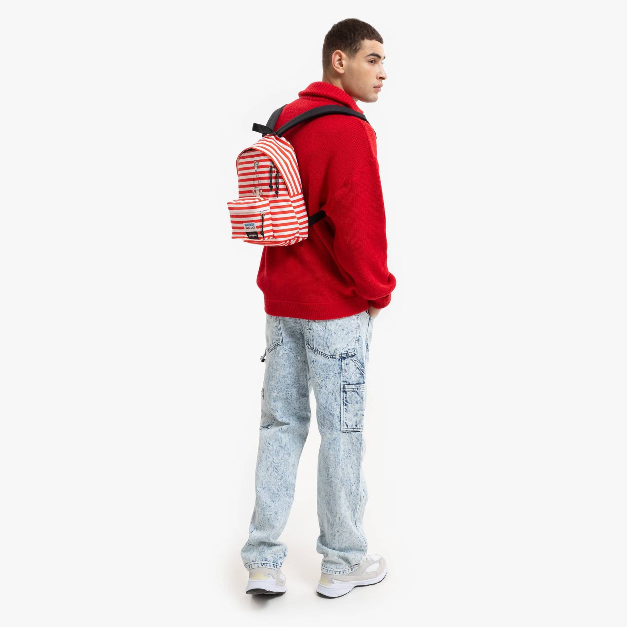 Petit sac à dos Eastpak Orbit XS K043-2E5 couleur Wally Silk Stripe (Rouge), porté mannequin homme de loin
