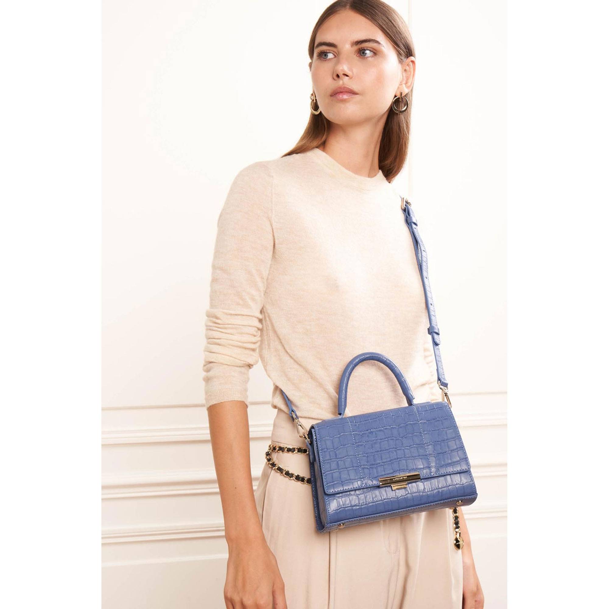 Sac à main à rabat Lancaster Exotic Trinity 480-033 BL/CR couleur Bleu croco, porté