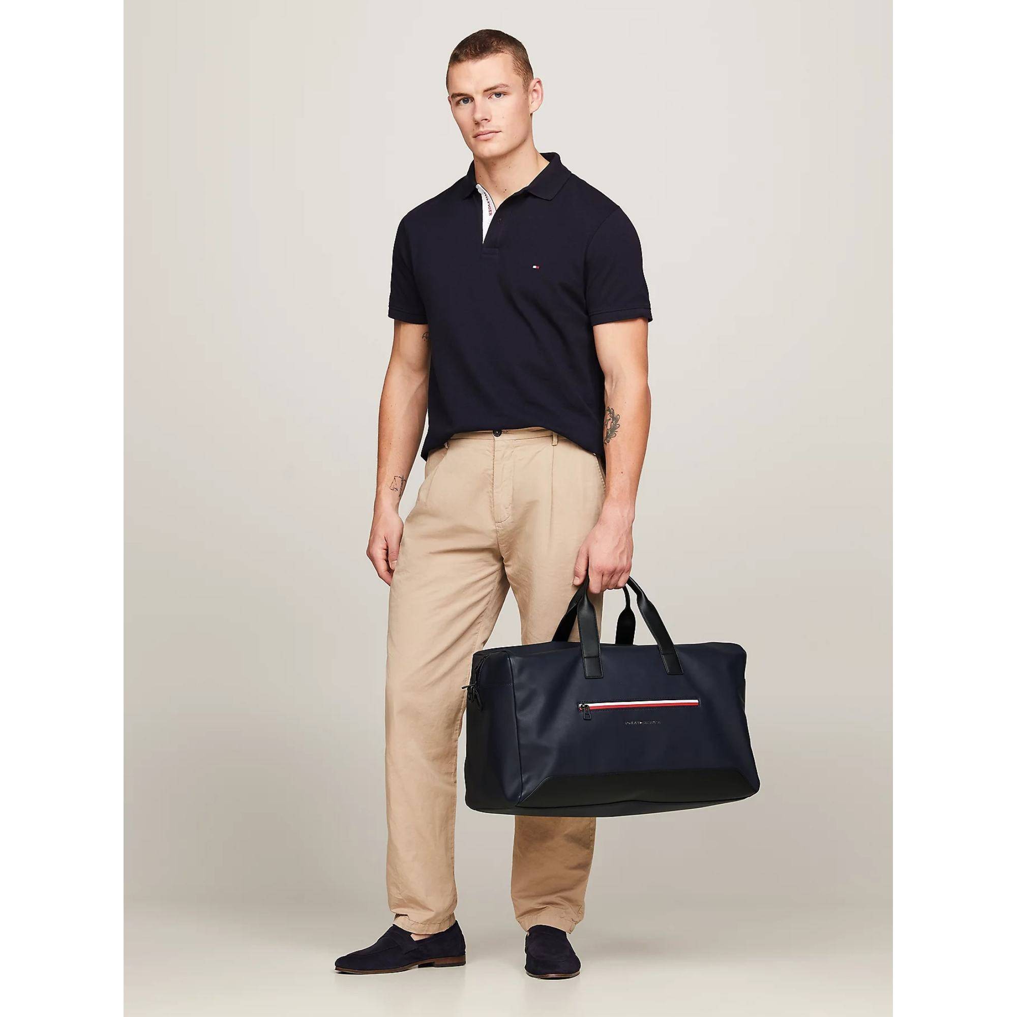 Sac de voyage moyen Tommy Hilfiger Essential emblématique AM0AM12210 DW6 Blue space, porté mannequin