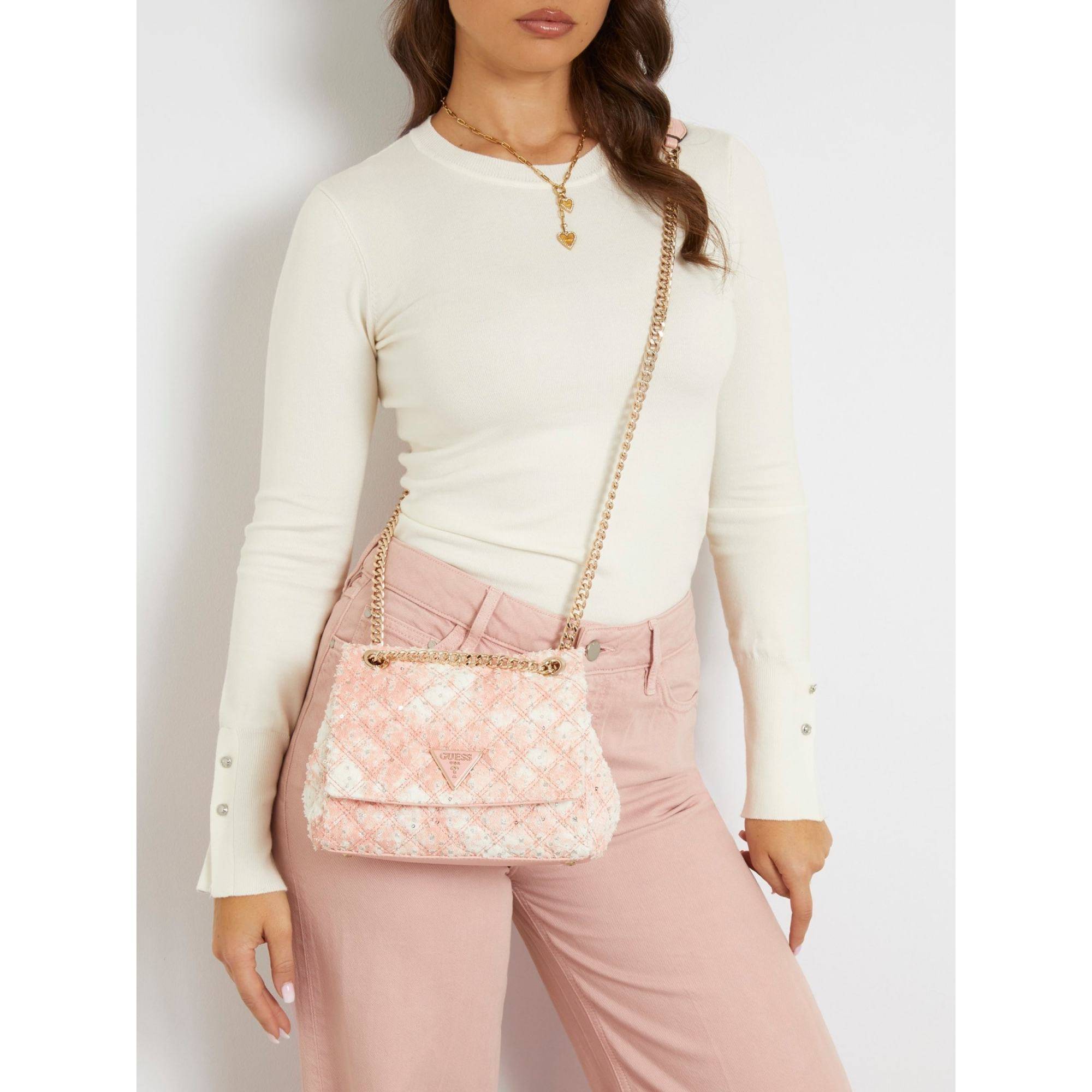 Mini sac à bandoulière Guess Rianee paillettes HWQD9236210 PIN rose, porté travers