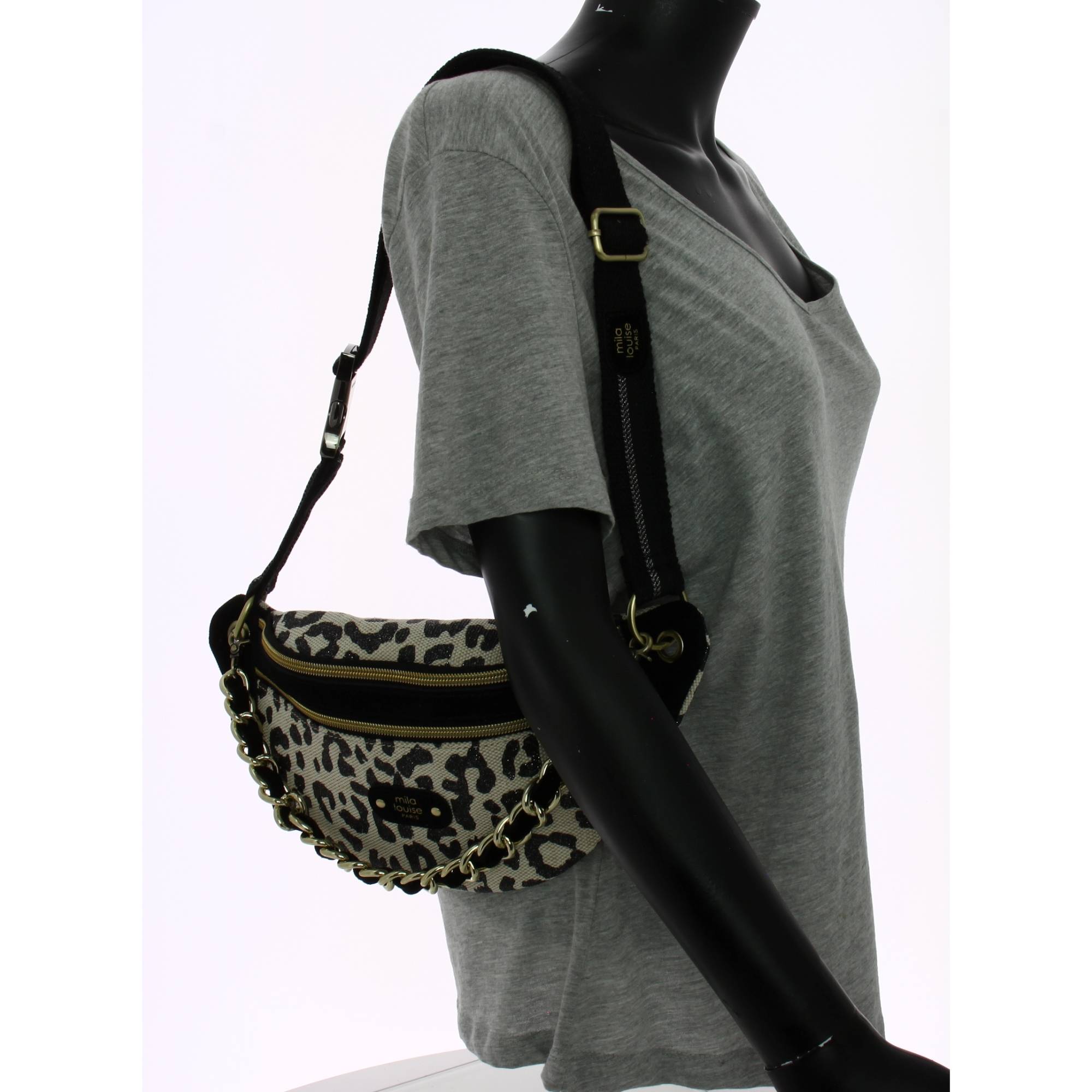 Sac banane zippé Mila Louise en textile et cuir effet léopard 23689LP 01 Noir, porté mannequin