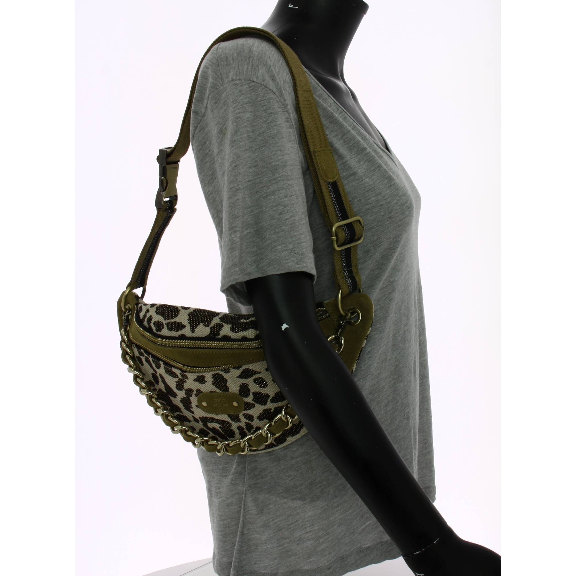 Sac banane zippé Mila Louise en textile et cuir effet léopard 23689LP 74 Kaki, porté mannequin