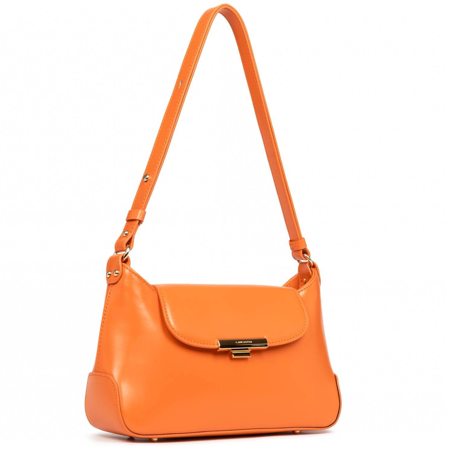 Sac baguette à rabat avec fermoir Lancaster Suave Evenly 480-026-ORANG, couleur orange, vue de coté