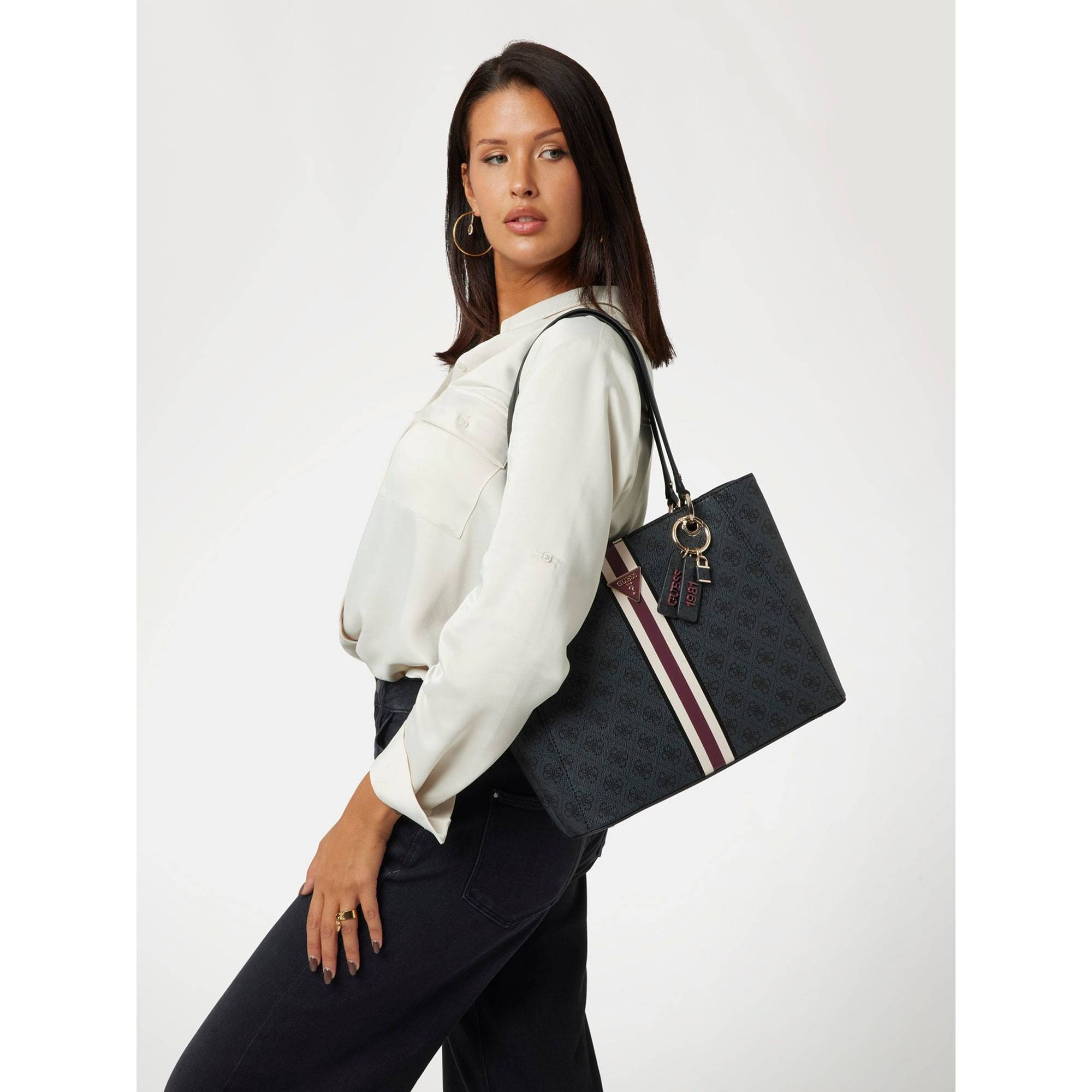 Sac cabas effet grainé Fermeture éclair Guess Noelle HWSS7879250 CLO, couleur noir, porté mannequin