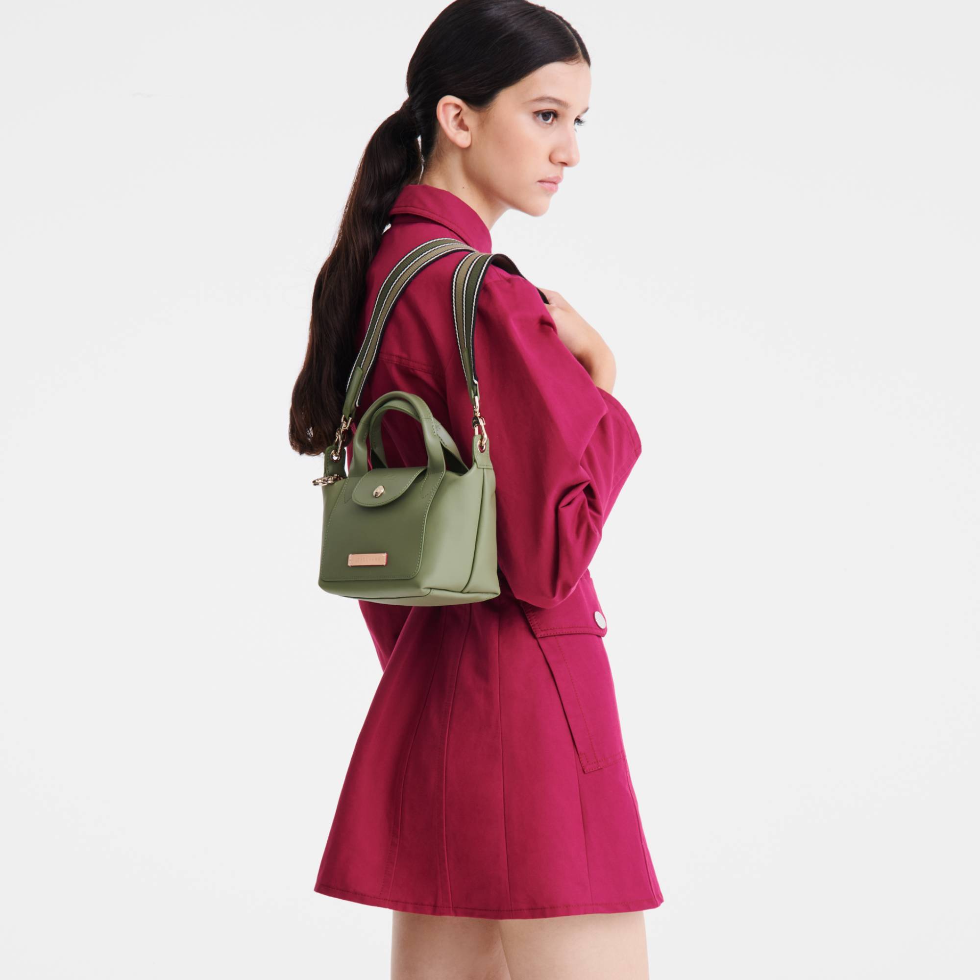 Sac porté main en cuir  XS Longchamp Pliage Xtra  L1500HFZ 466 (couleur Laurier) porté mannequin