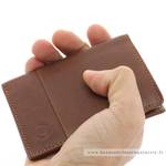 Portefeuille porte-cartes Serge Blanco en cuir ligne Anchorage, référence ANC21056 149 cognac porté main