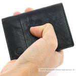 Portefeuille porte-cartes Serge Blanco en cuir ligne Anchorage, référence ANC21056 999 noir porté main