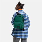 Petit sac à dos Eastpak Orbit XS K043-4D7 couleur Tree Green, porté mannequin