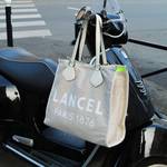 Grand sac Lancel Summer Tote L toile de jute A107495Z (Naturel / Blanc) mis en scène